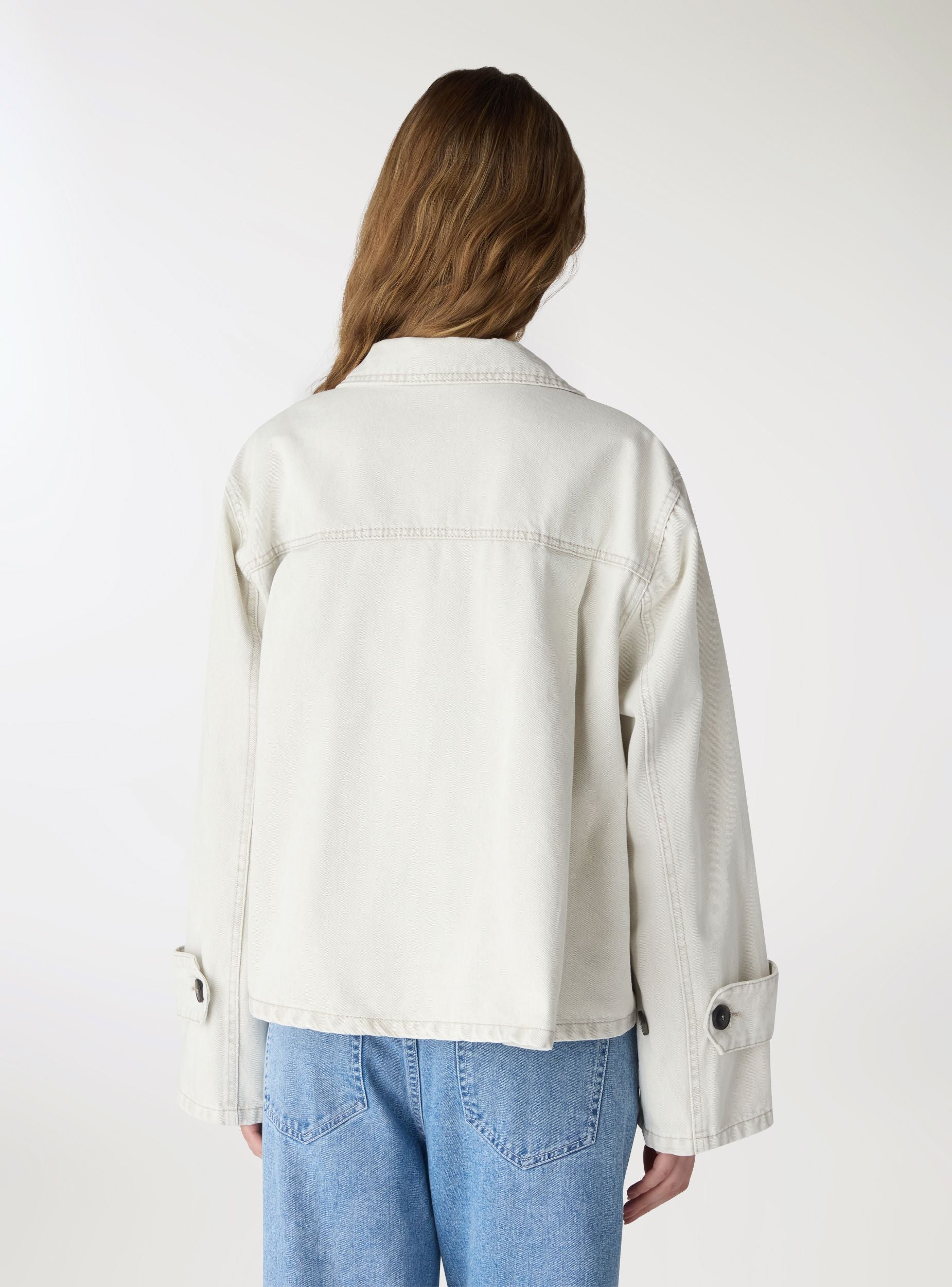 Giacca denim con collo ampio e bottoni nascosti - Image 3