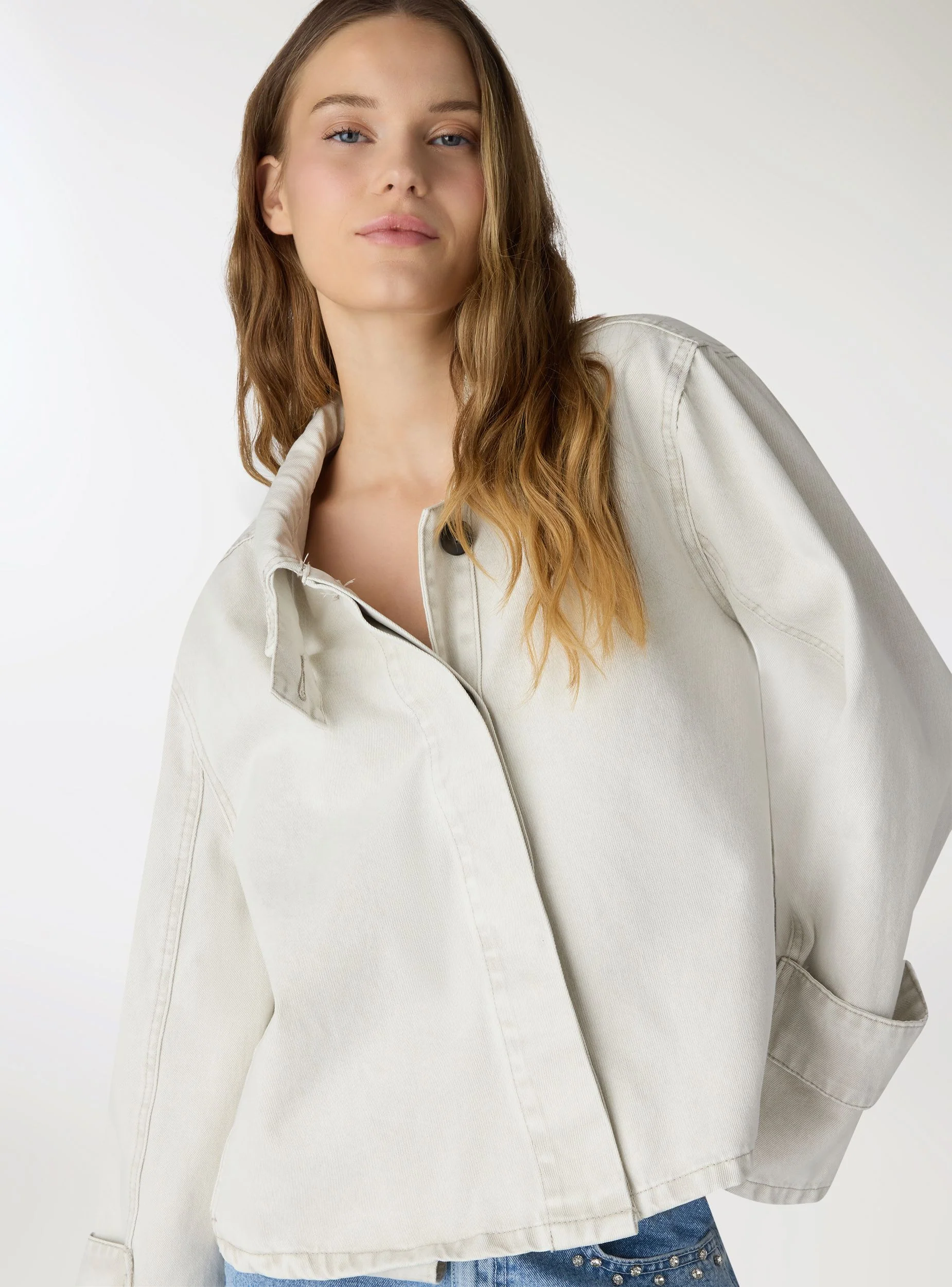 Giacca denim con collo ampio e bottoni nascosti - Image 4