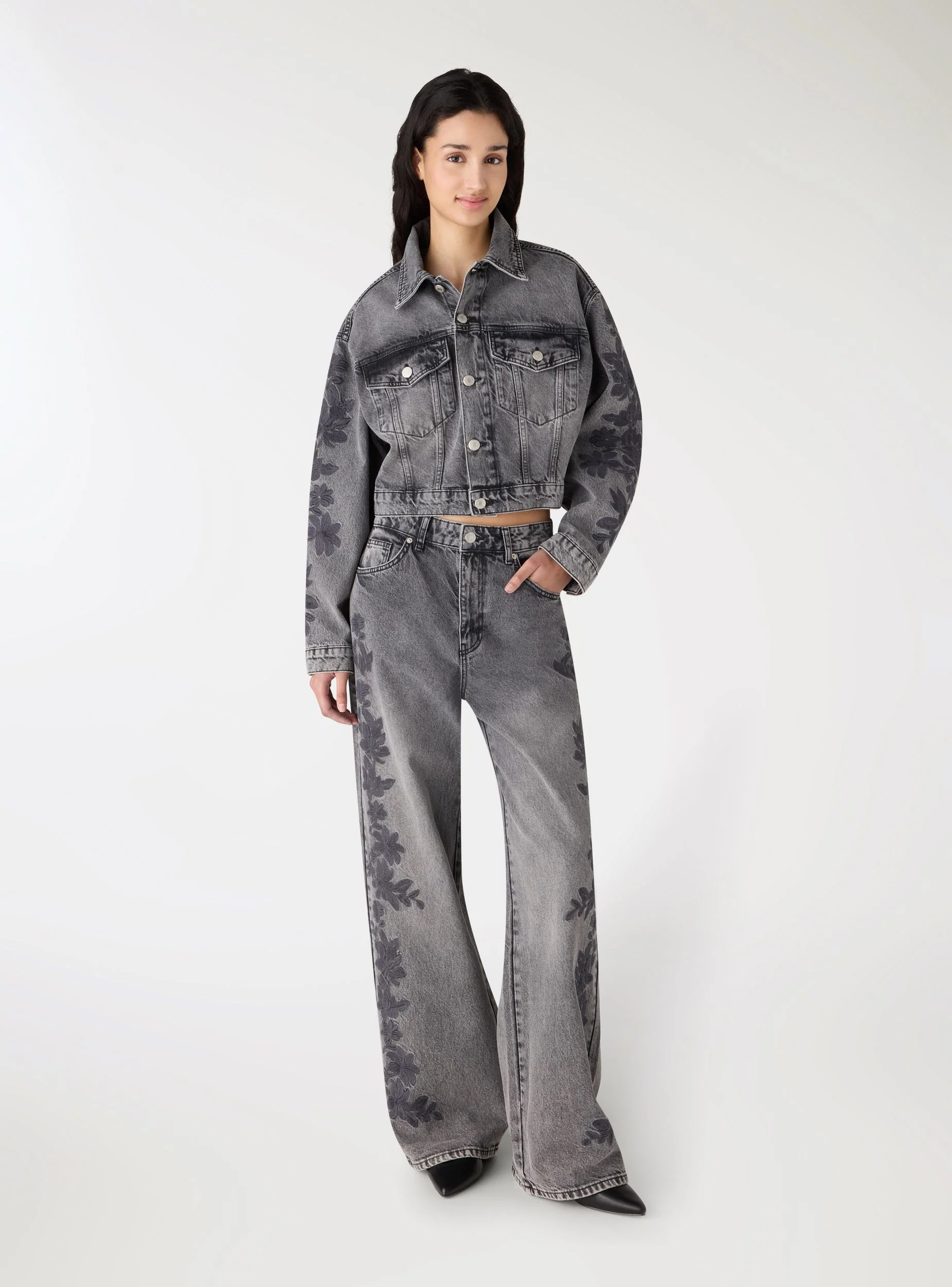 Giacca denim corta con ricamo floreale