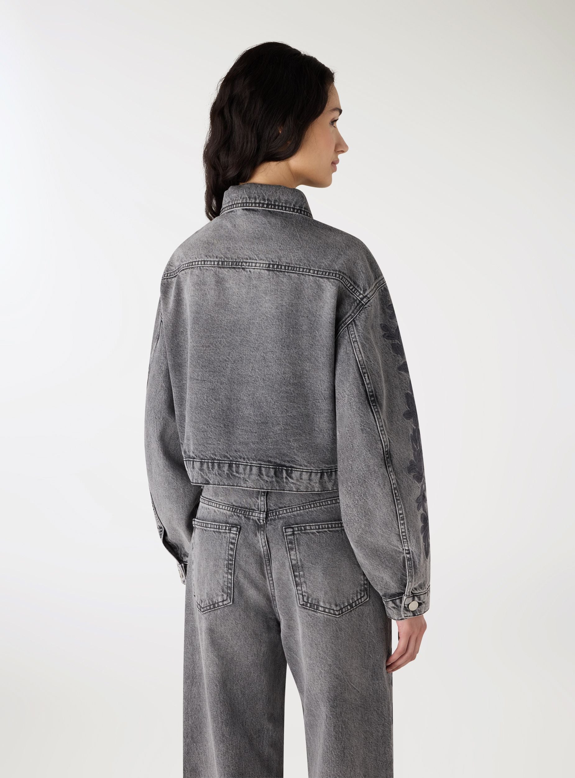 Giacca denim corta con ricamo floreale - Image 3