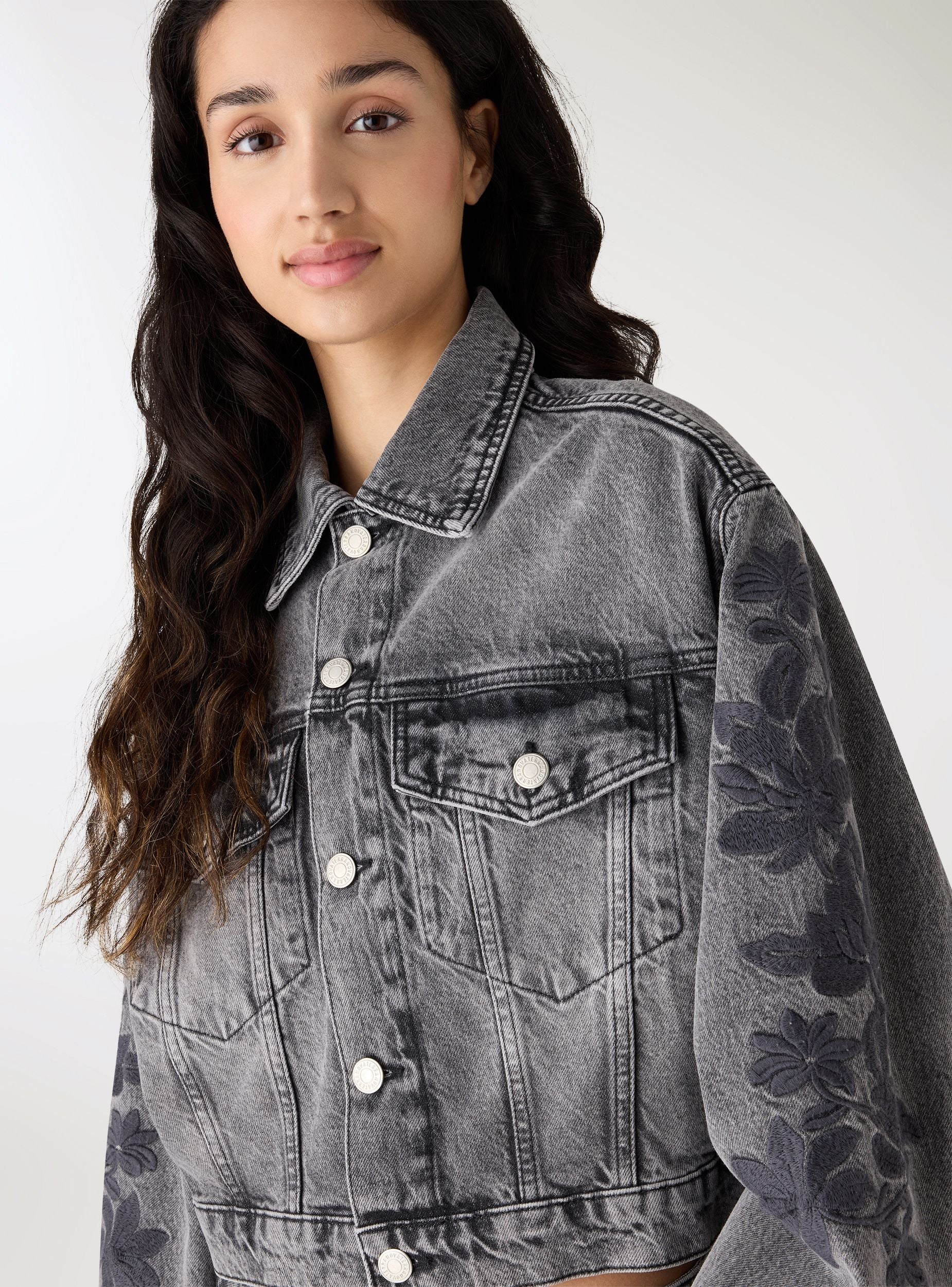Giacca denim corta con ricamo floreale - Image 4