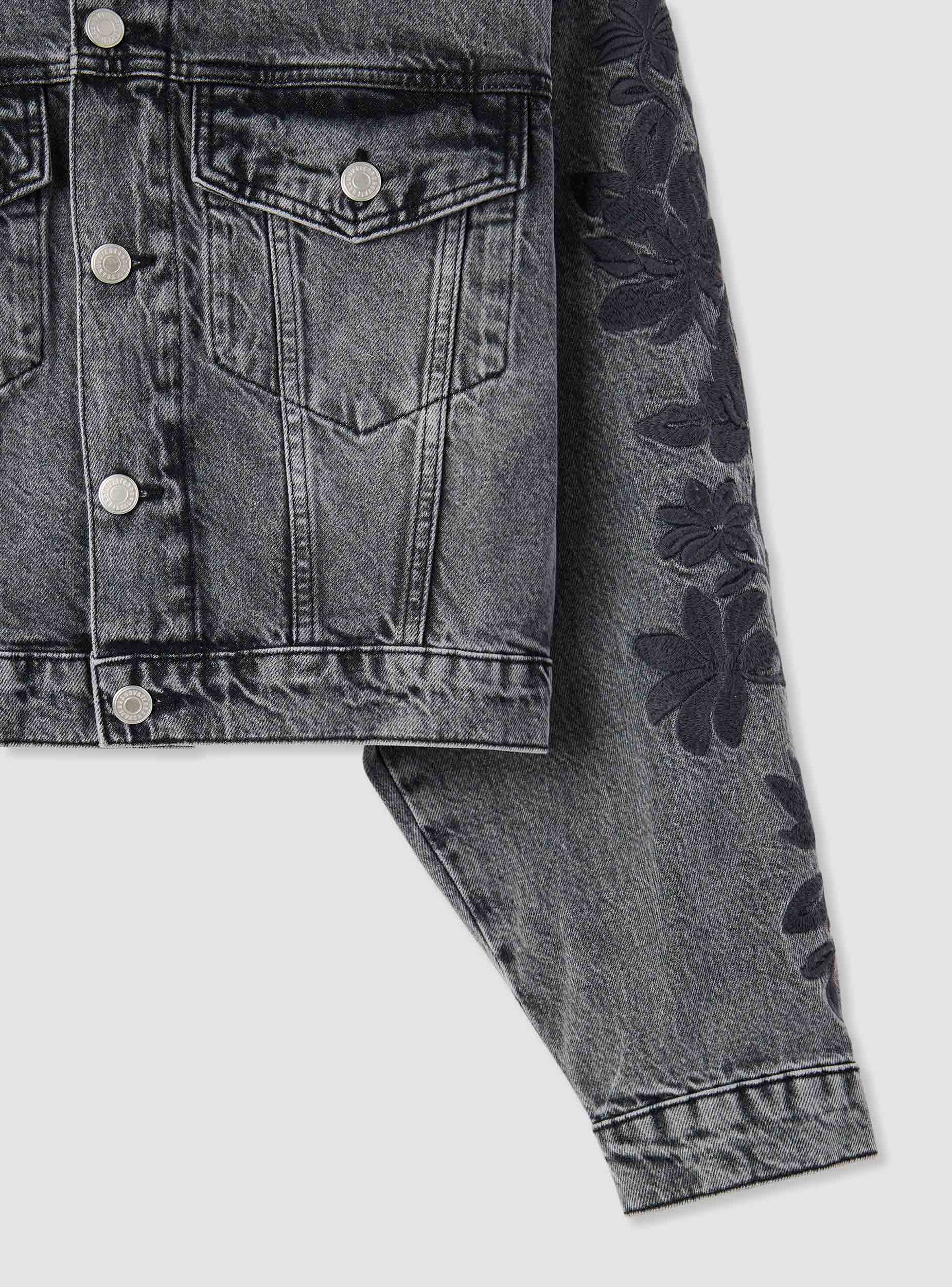 Giacca denim corta con ricamo floreale - Image 6