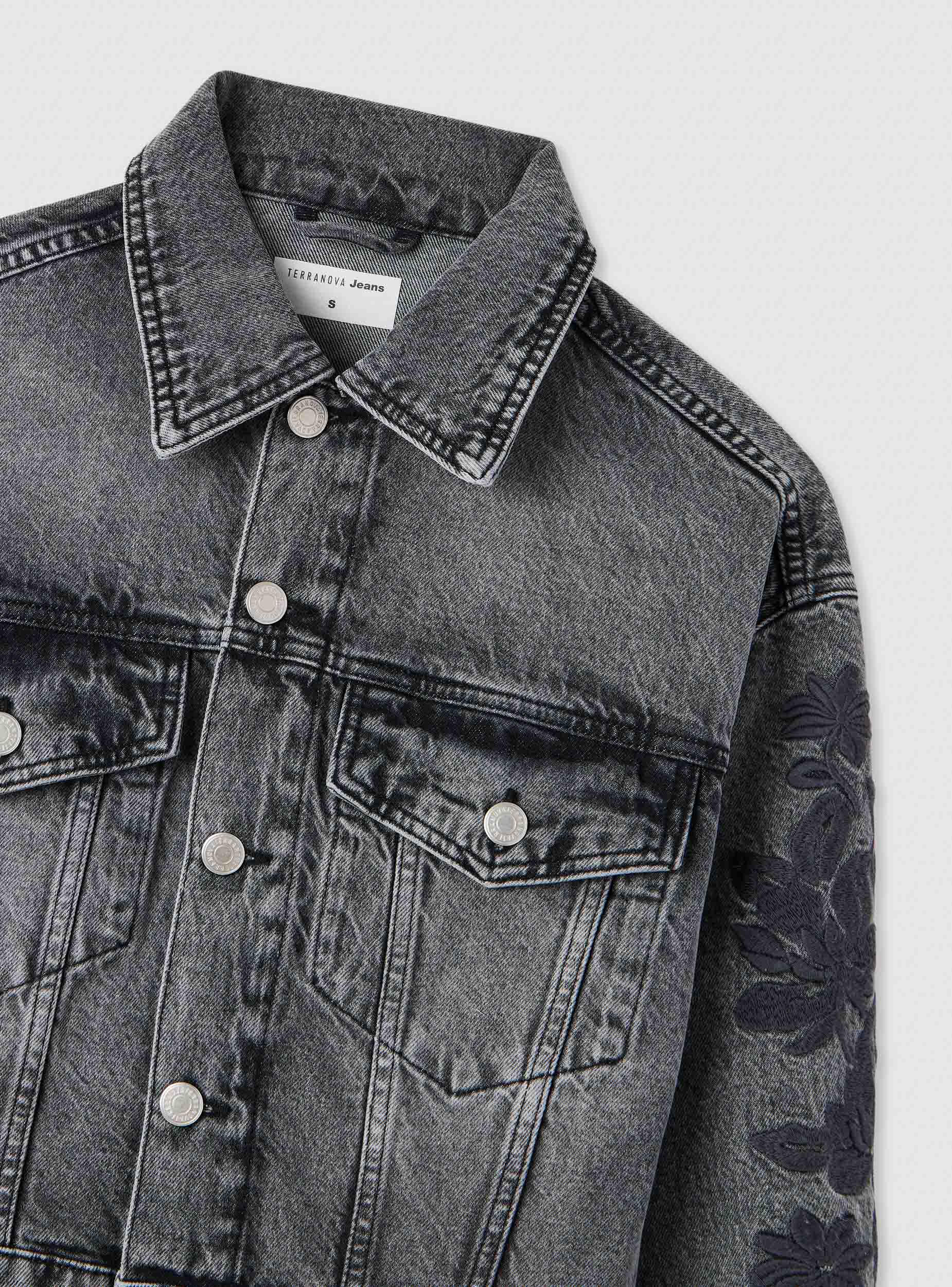Giacca denim corta con ricamo floreale - Image 7