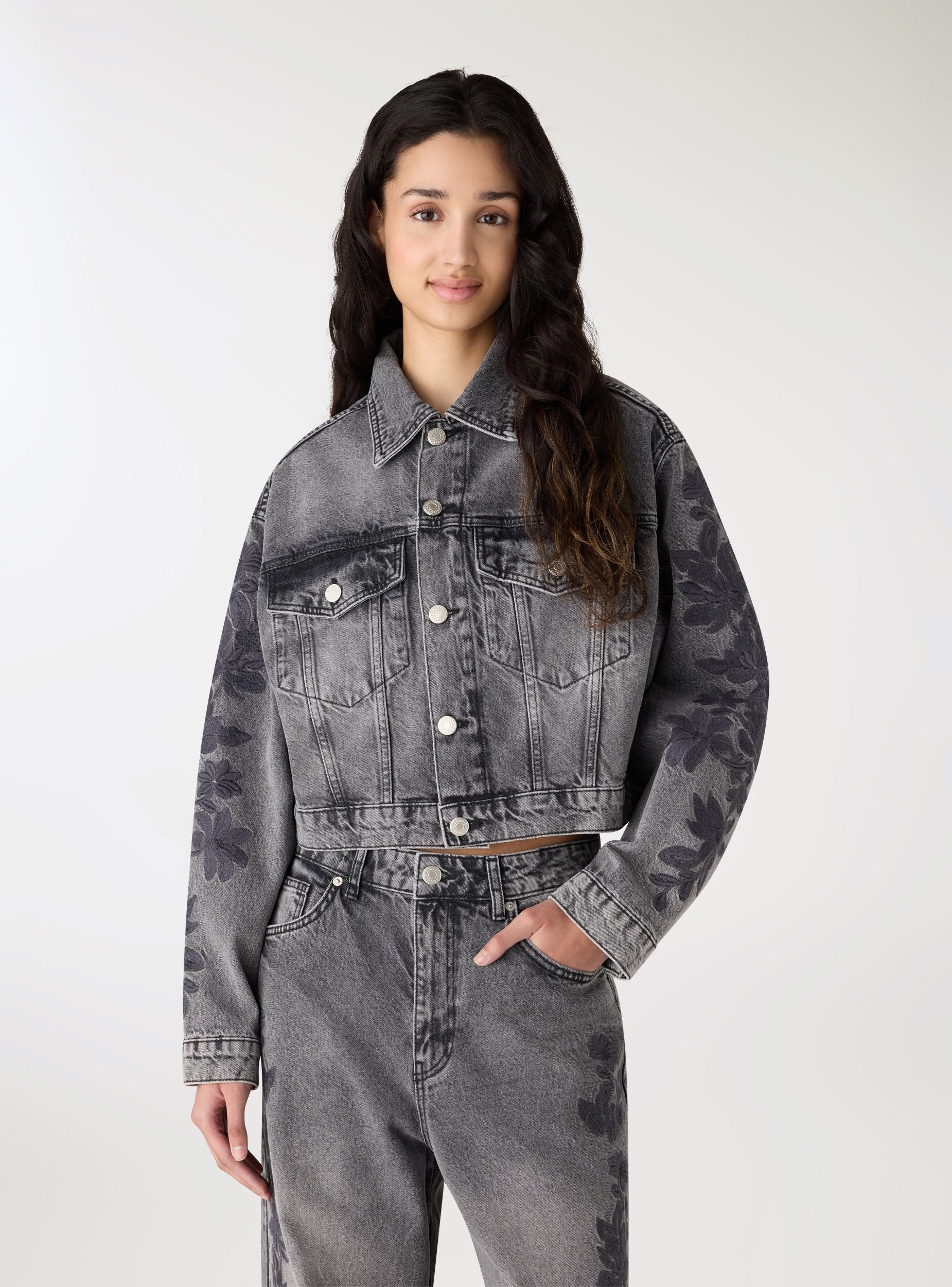 Giacca denim corta con ricamo floreale - Image 8