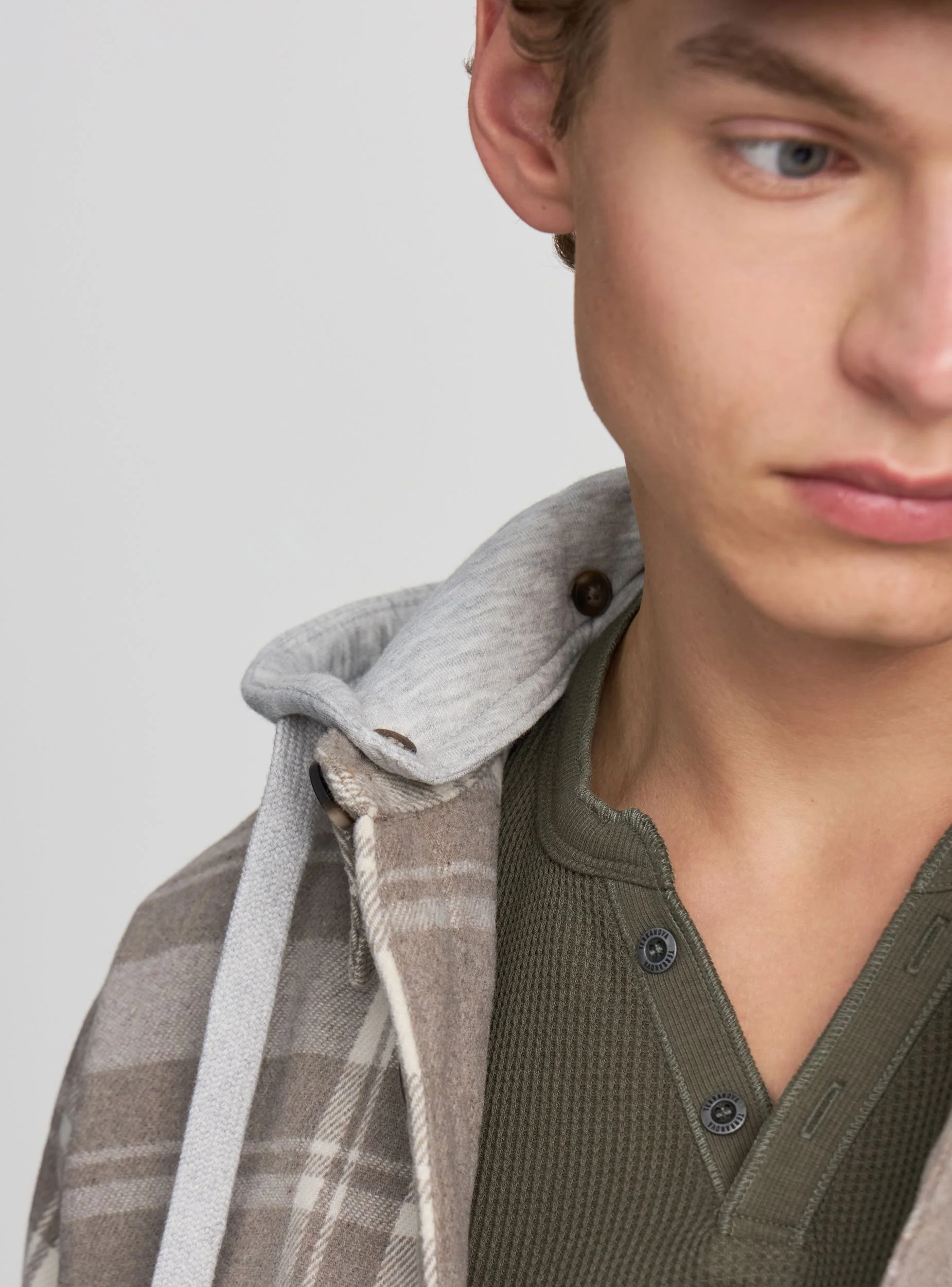 Giacca shacket imbottita con cappuccio - Image 4
