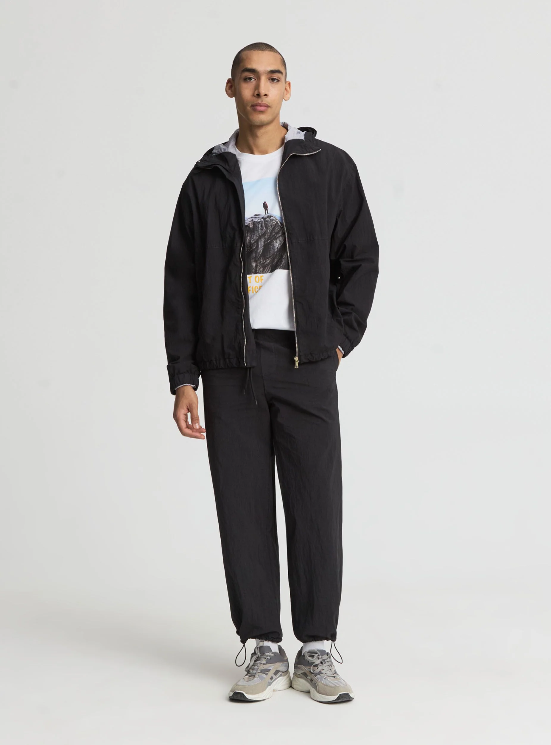 Giubbino con cappuccio e zip vestibilità boxy