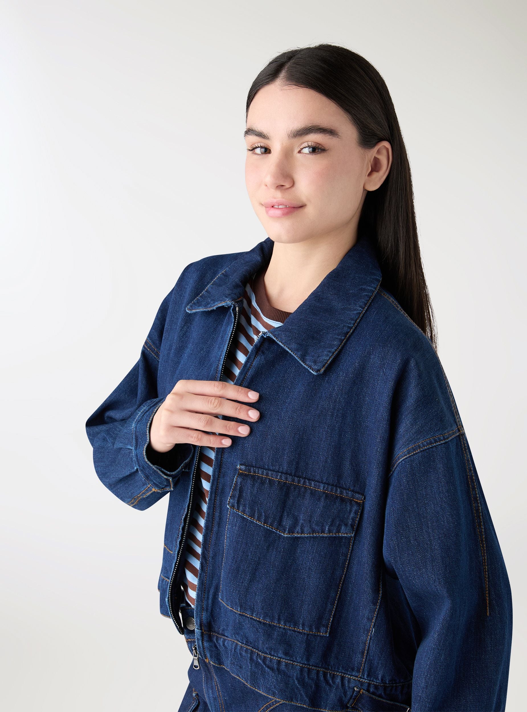 Giubbino denim over con tasche e zip - Image 4