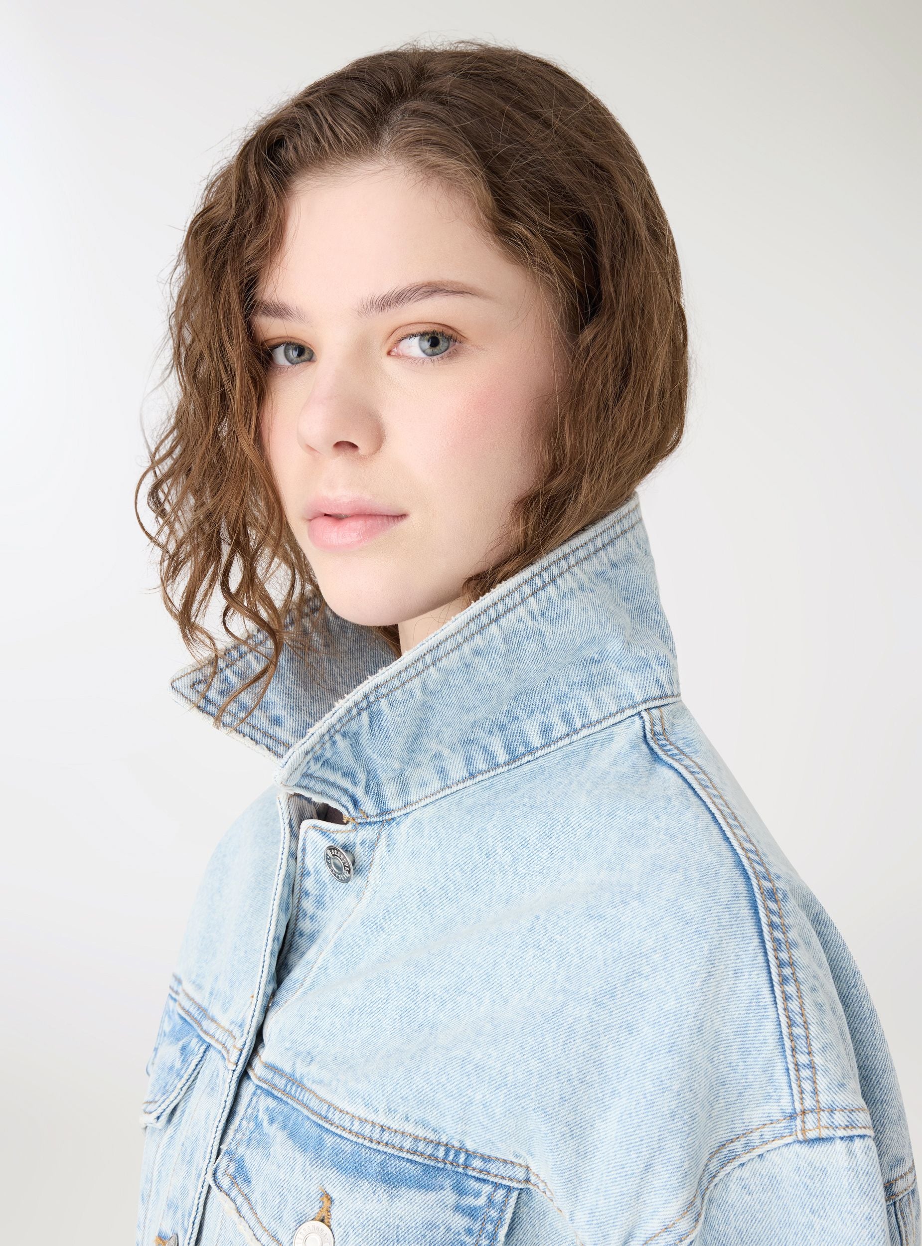 Giubbino denim oversize con strappi - Image 4