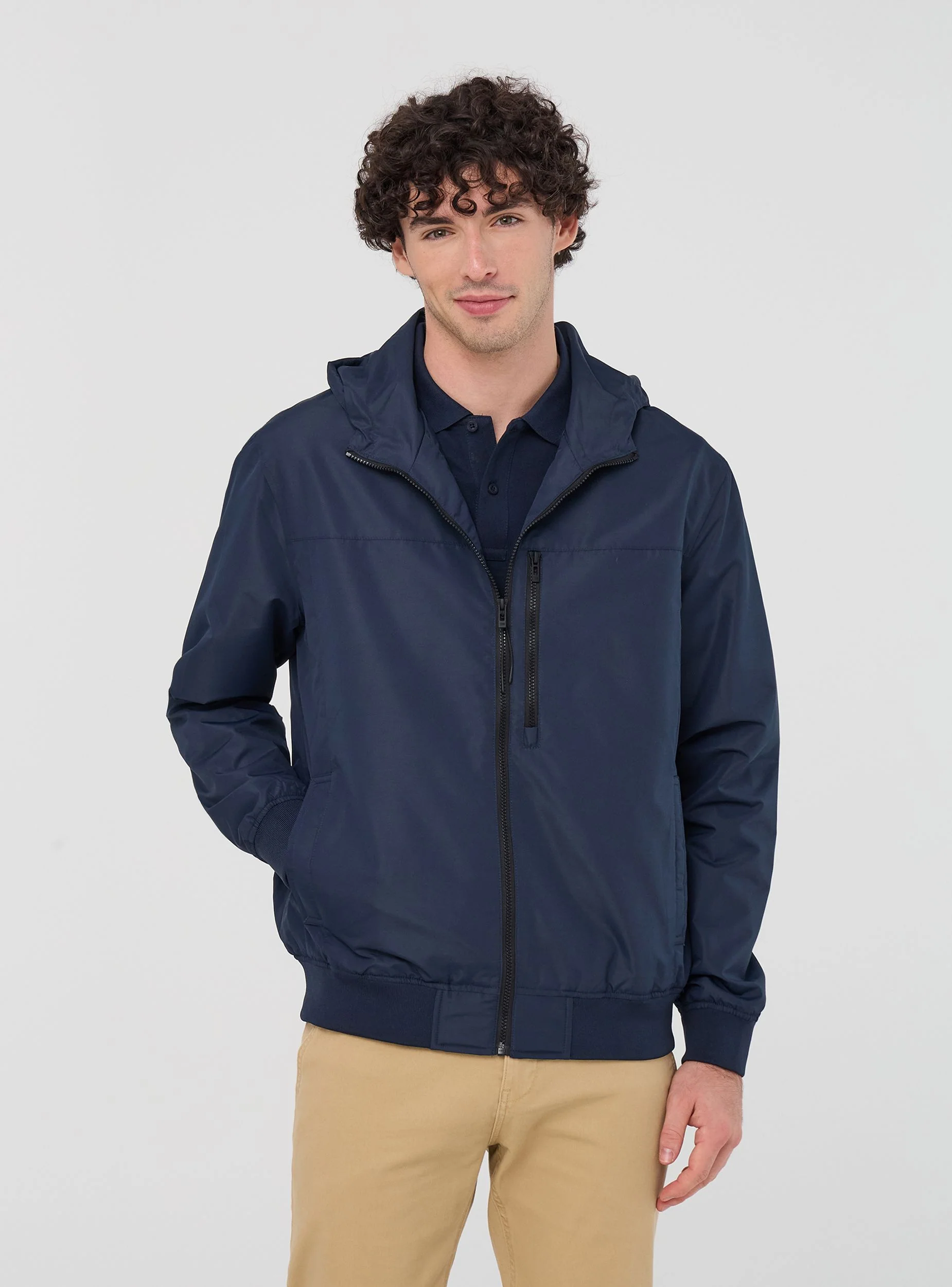Giubbino leggero in nylon impermeabile con cappuccio - Image 7