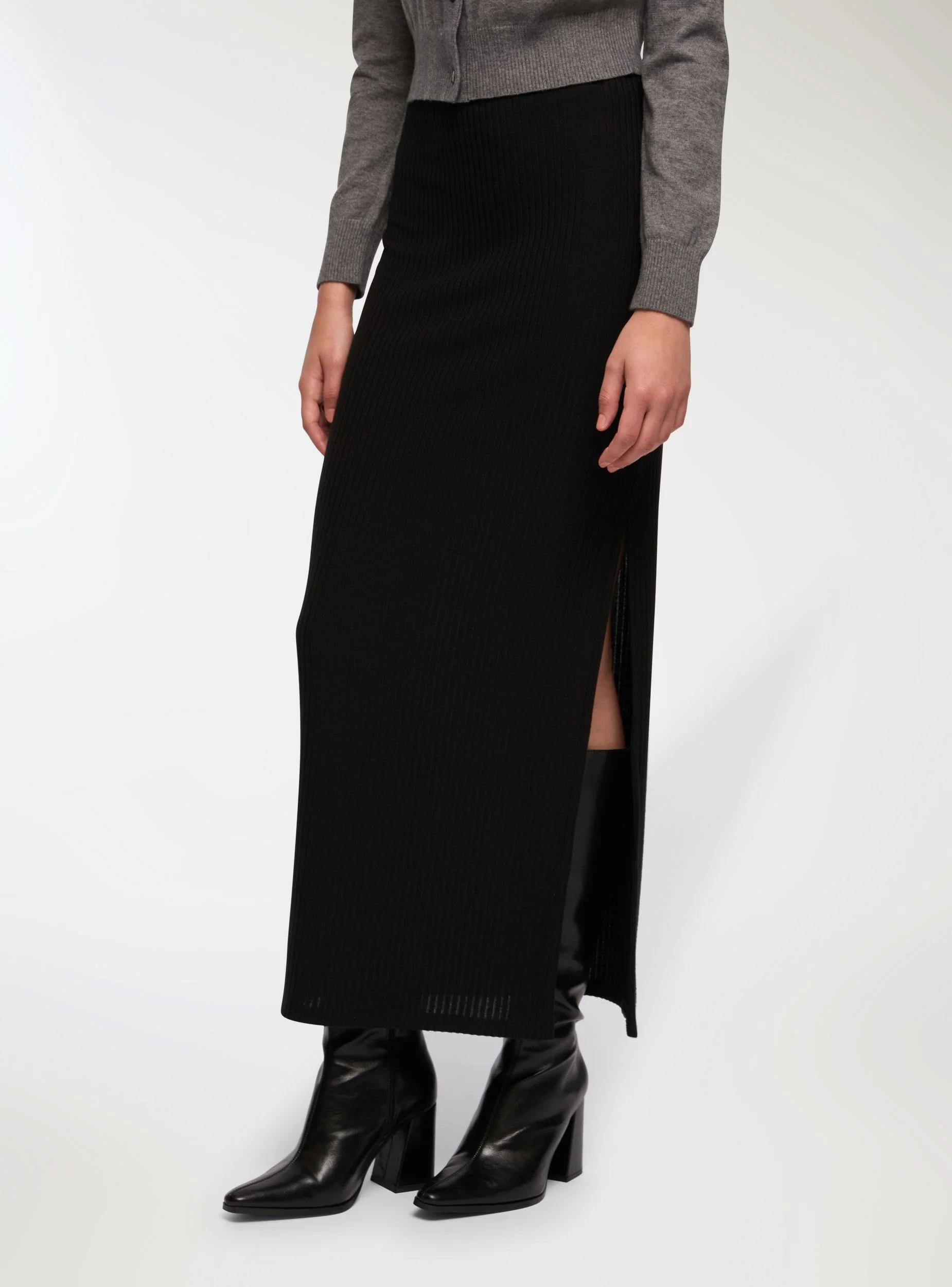 Gonna lunga in maglia con spacco tessuto caldo