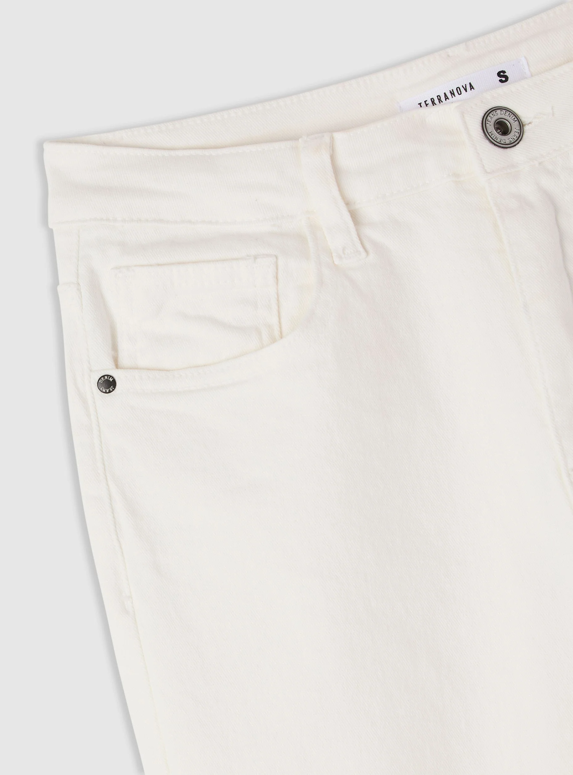 Jeans a tinta unita con risvolti e strass - Image 5