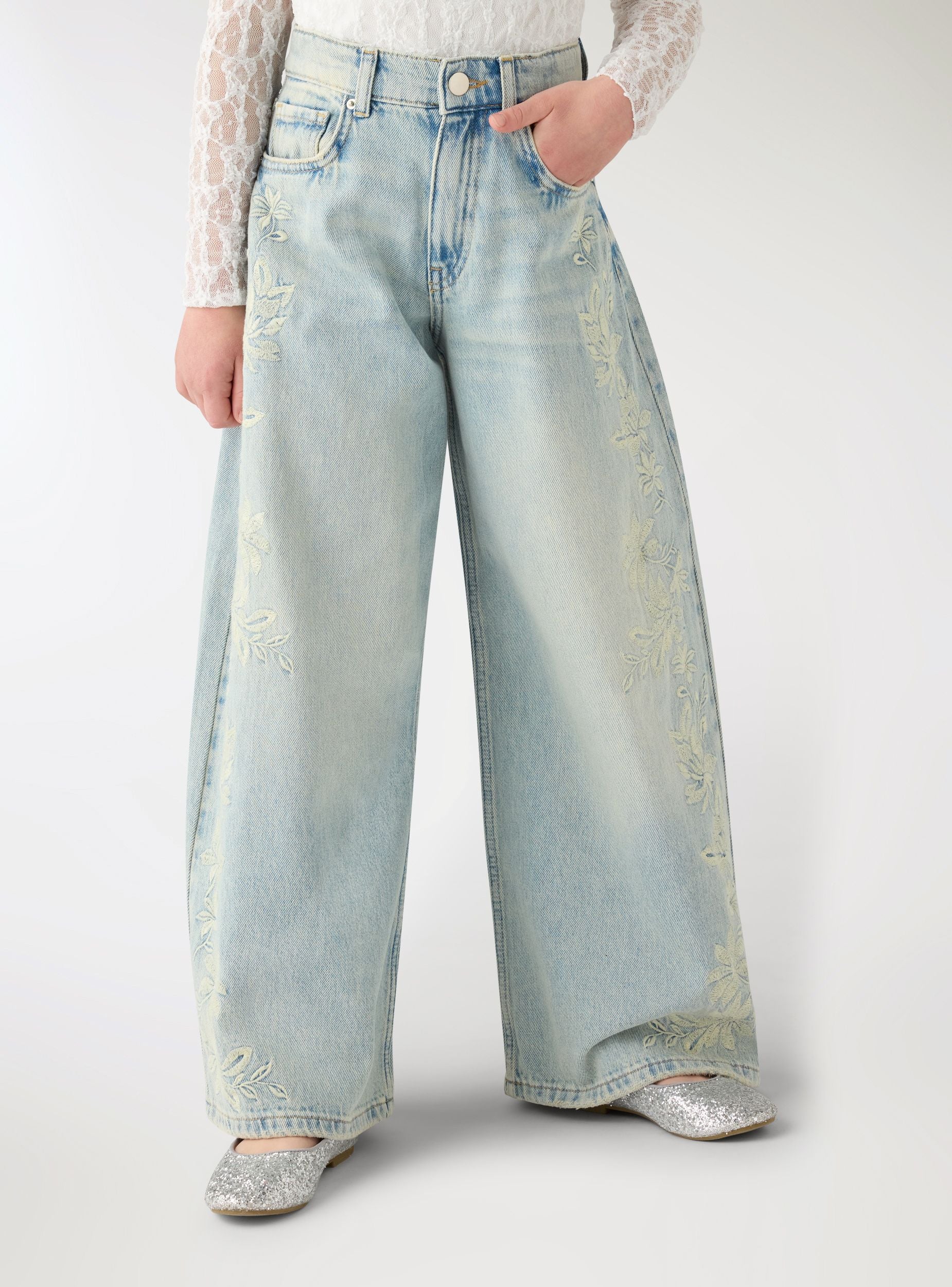 Jeans balloon con ricamo floreale laterale - Image 3