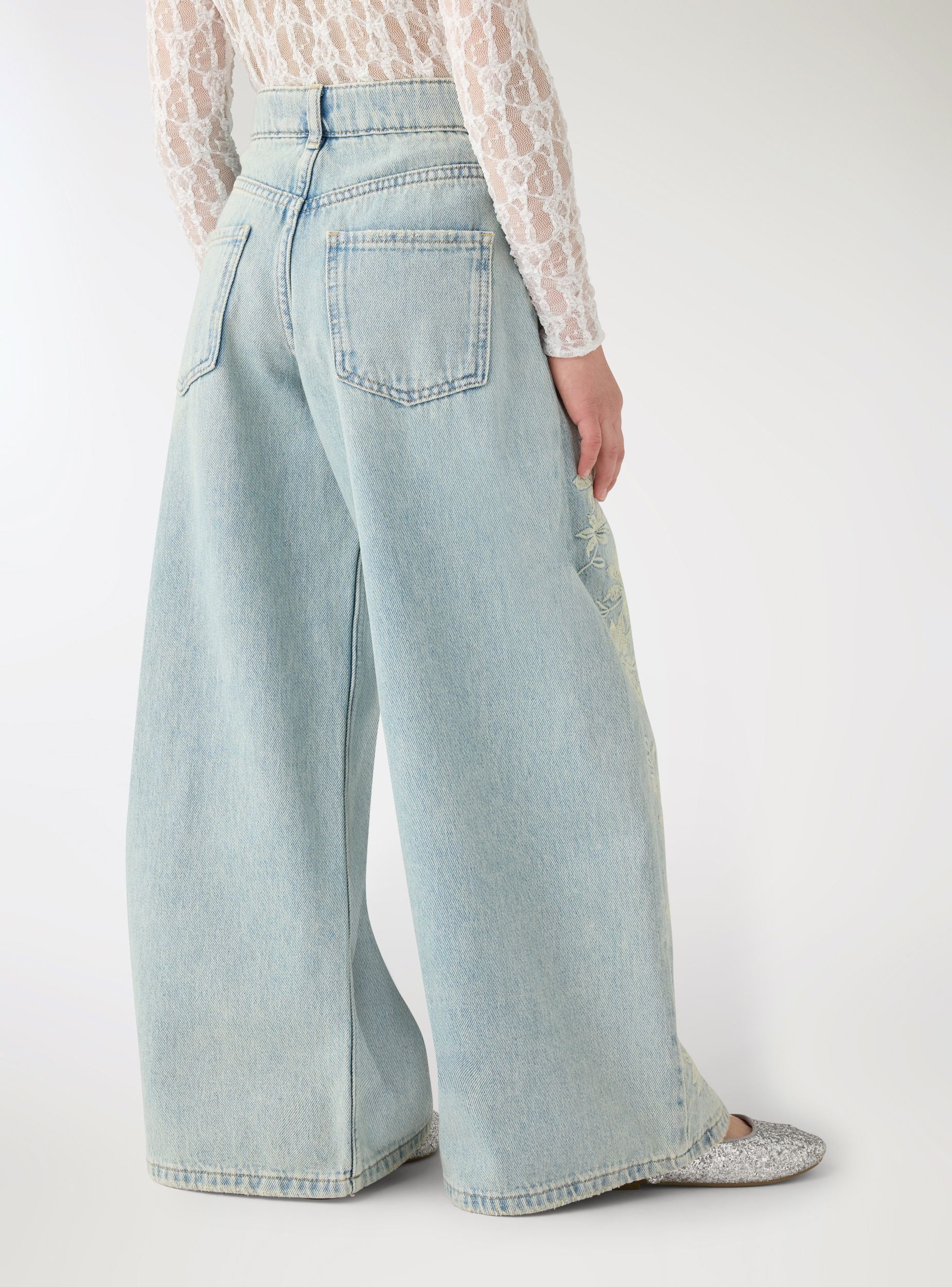 Jeans balloon con ricamo floreale laterale - Image 4