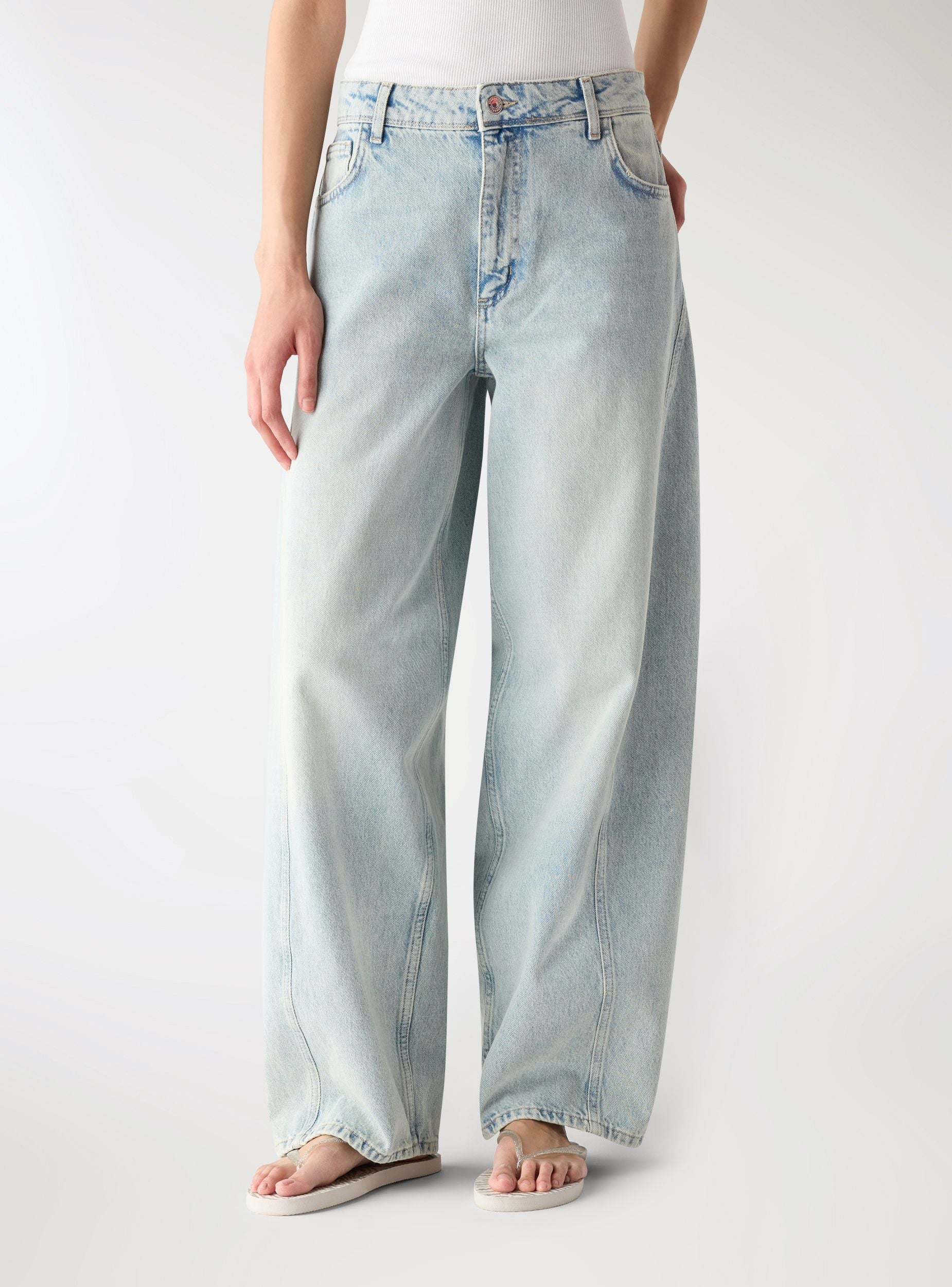 Jeans barrel con tagli laterali