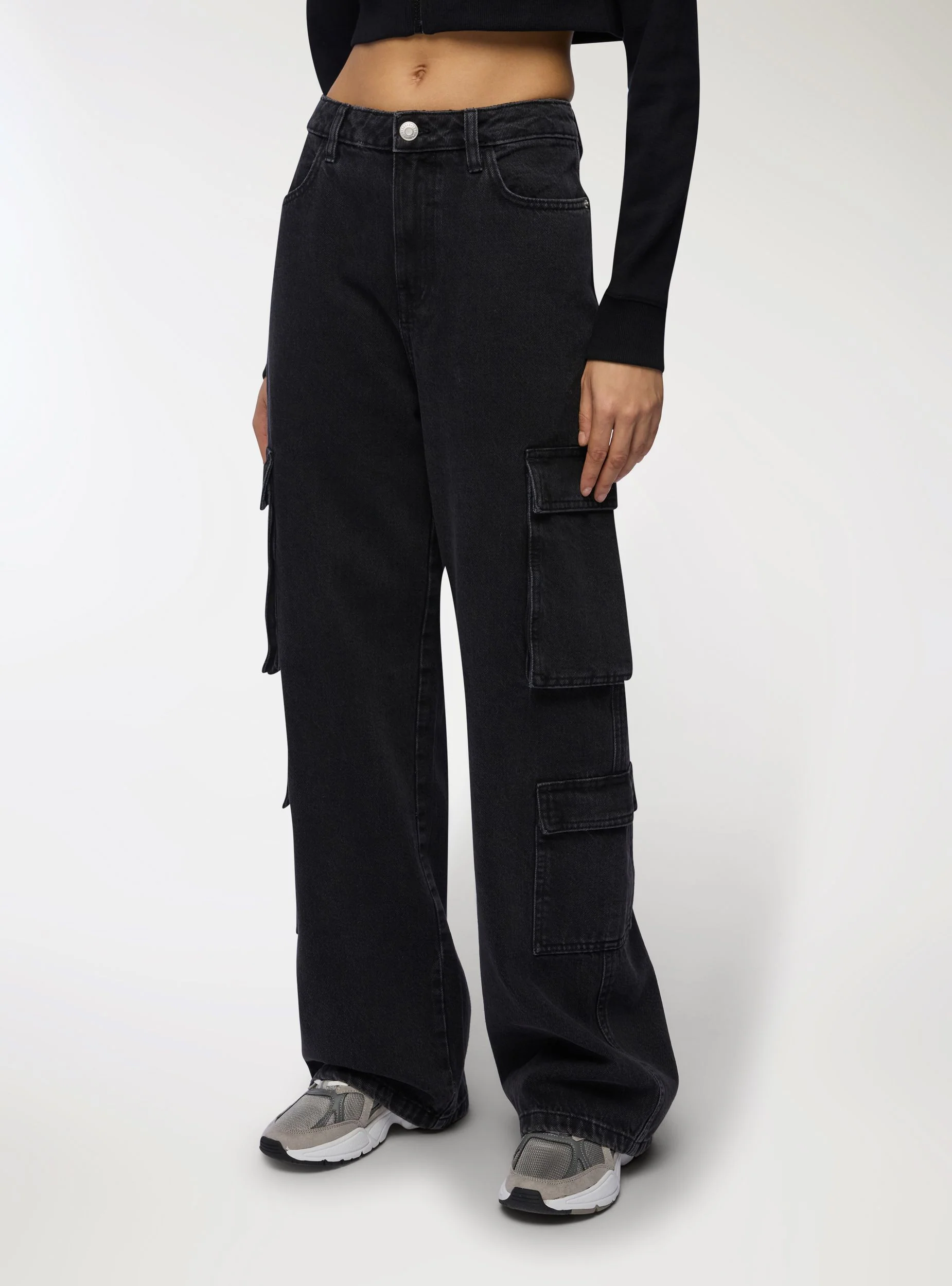 Jeans cargo con tasche multiple - Image 2