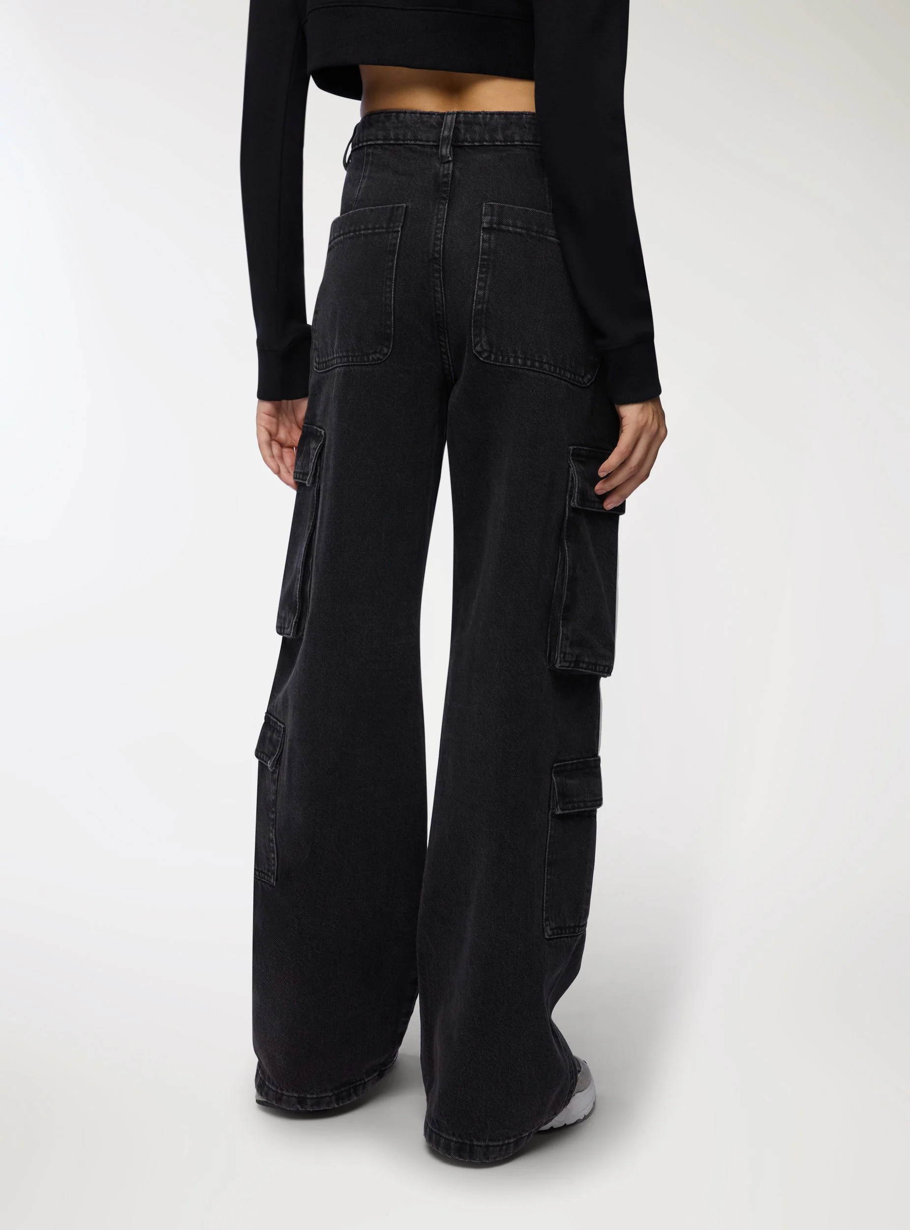Jeans cargo con tasche multiple - Image 3