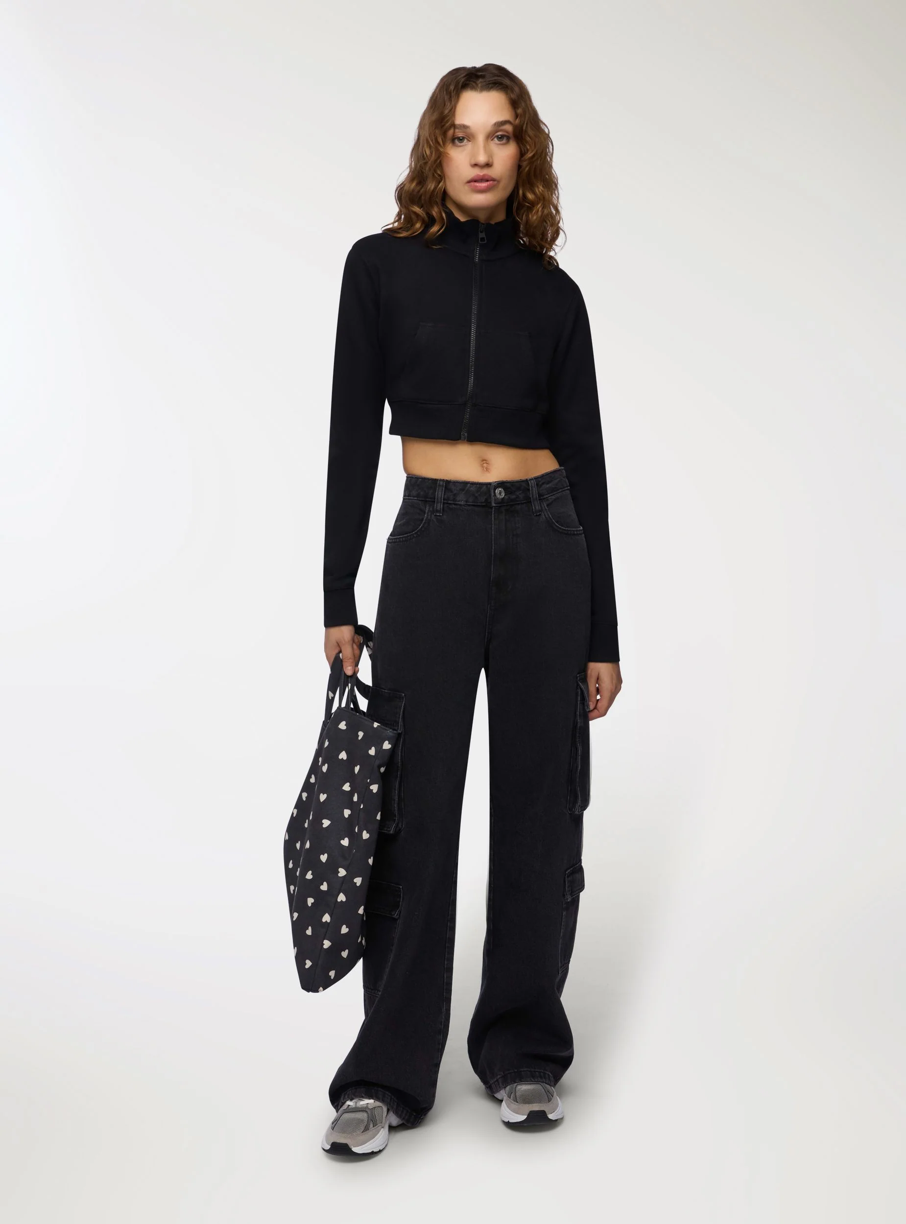 Jeans cargo con tasche multiple - Image 4