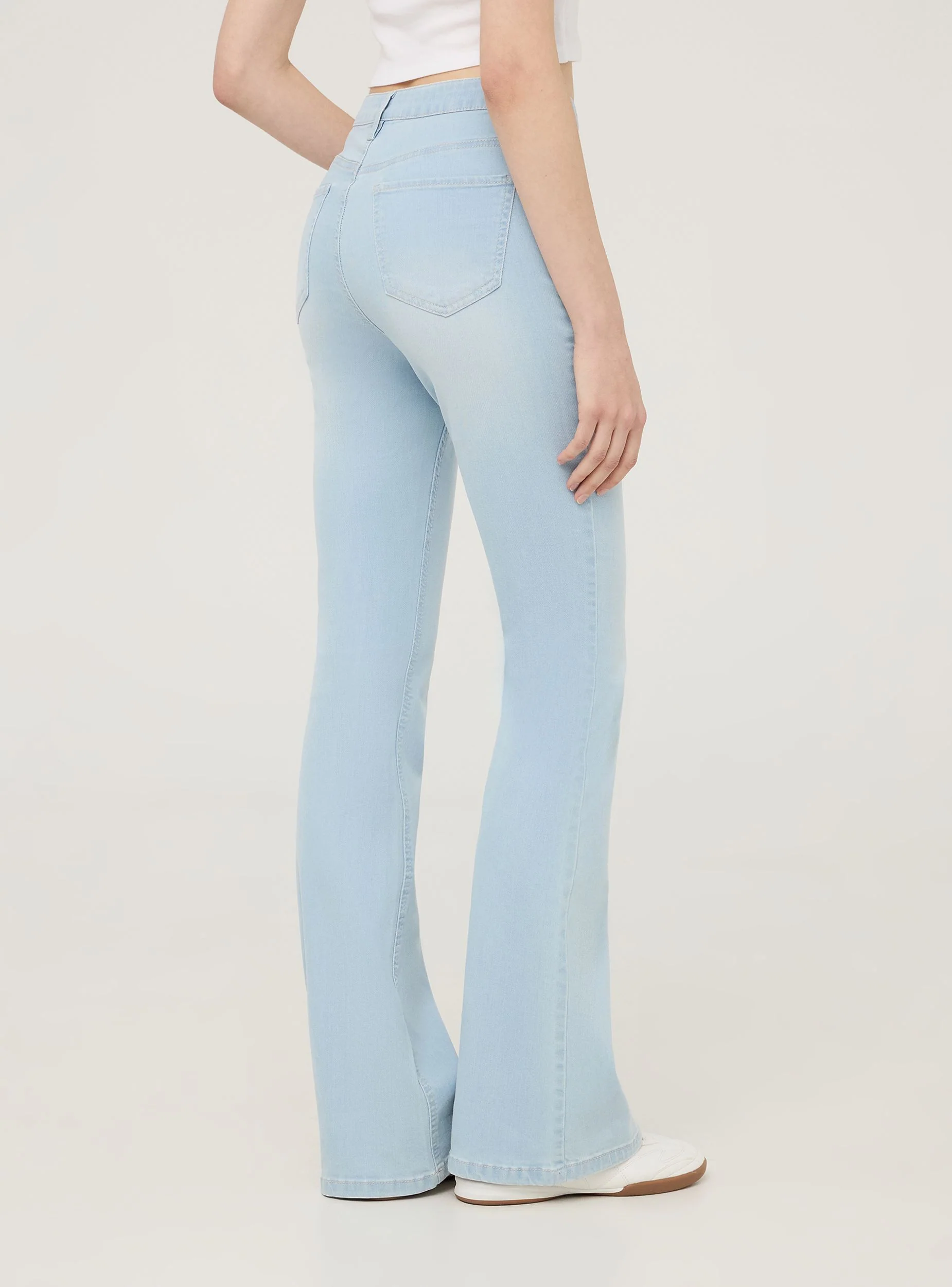 Jeans chiari a zampa a vita alta