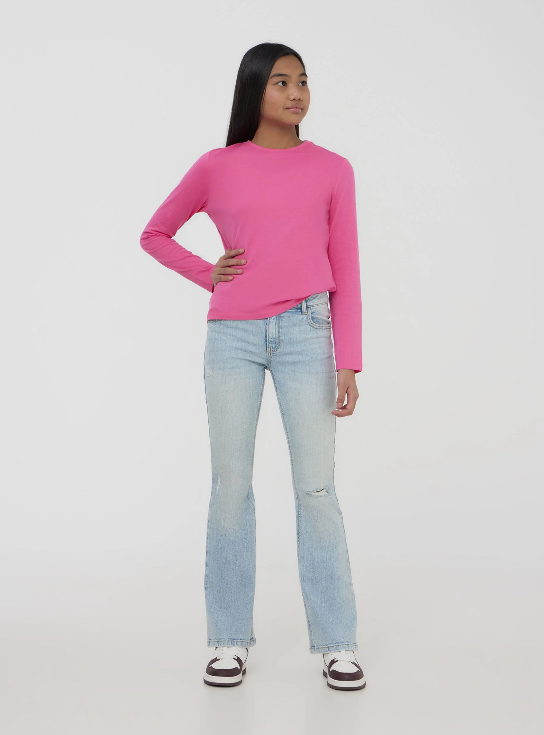 Jeans chiari a zampa con strappi - Image 2