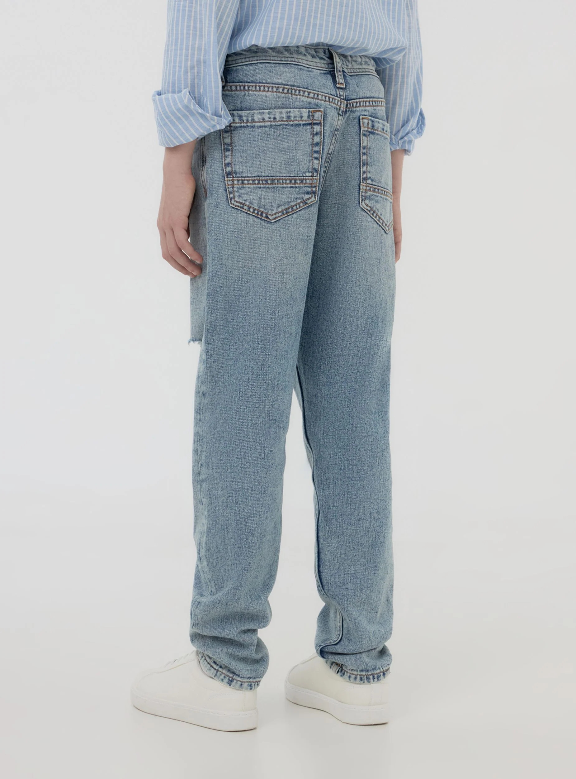 Jeans chiari loose fit con strappi - Image 2