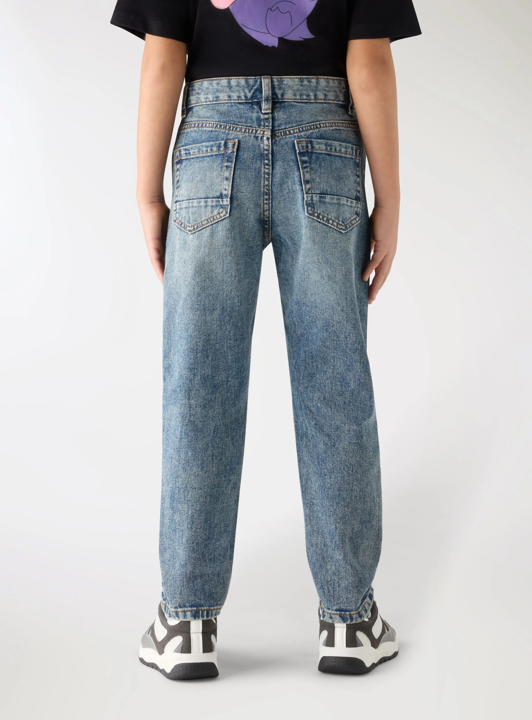 Jeans con strappi a tinta unita