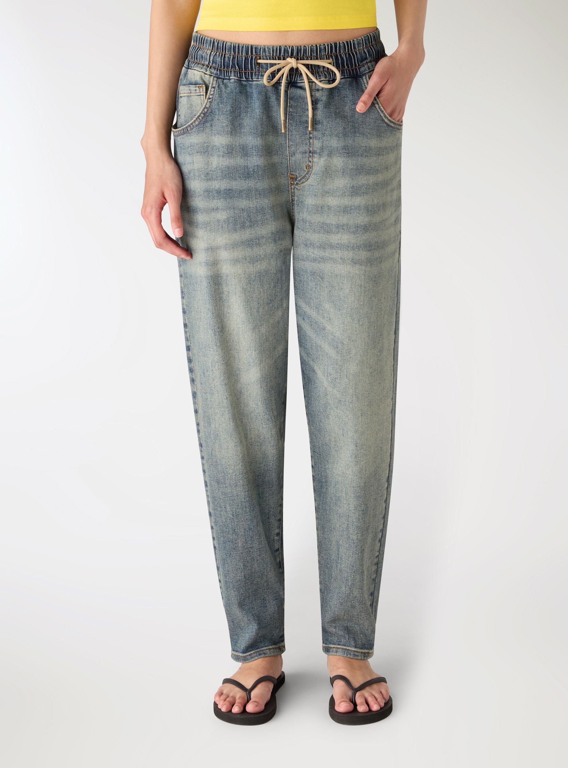 Jeans jogger con vita elasticizzata e coulisse - Image 2