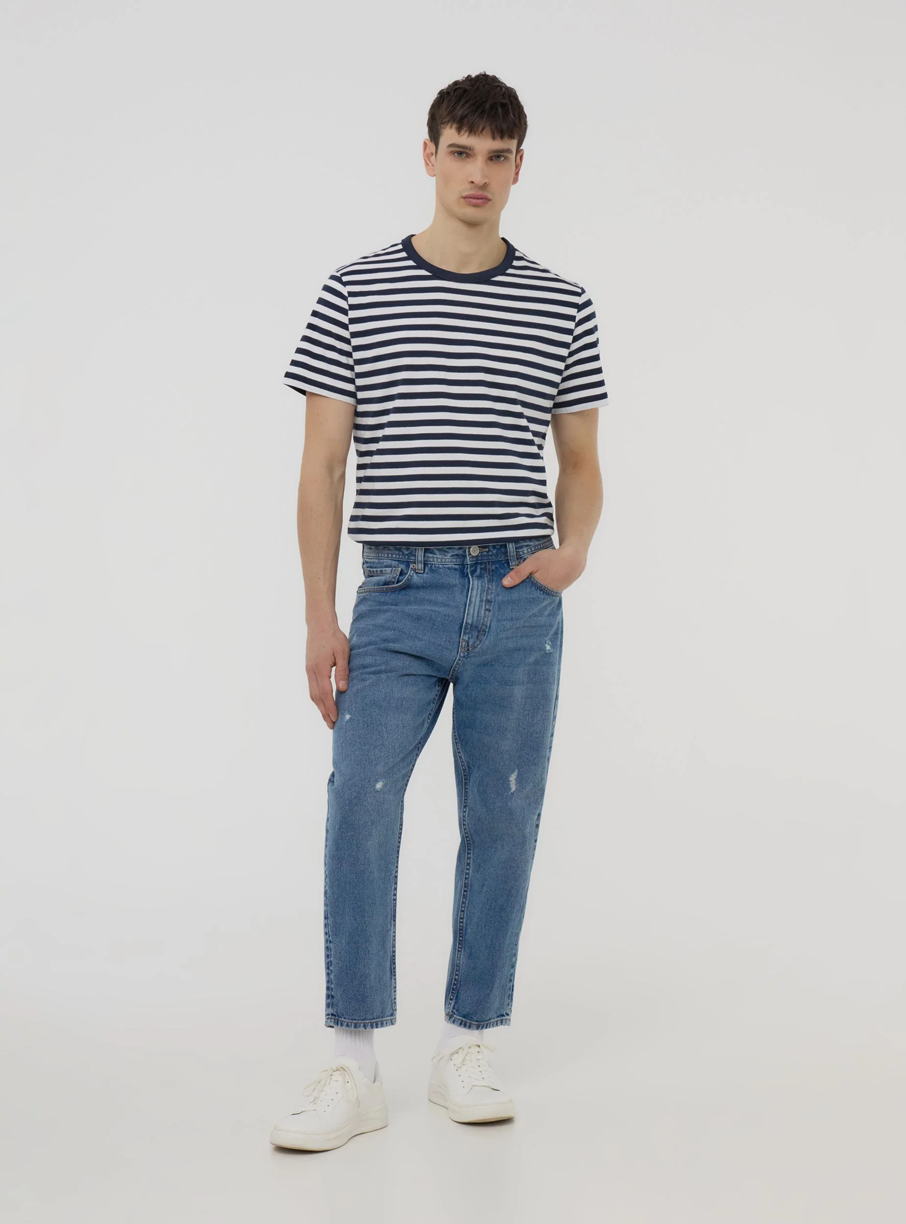 Jeans loose fit con piccoli strappi