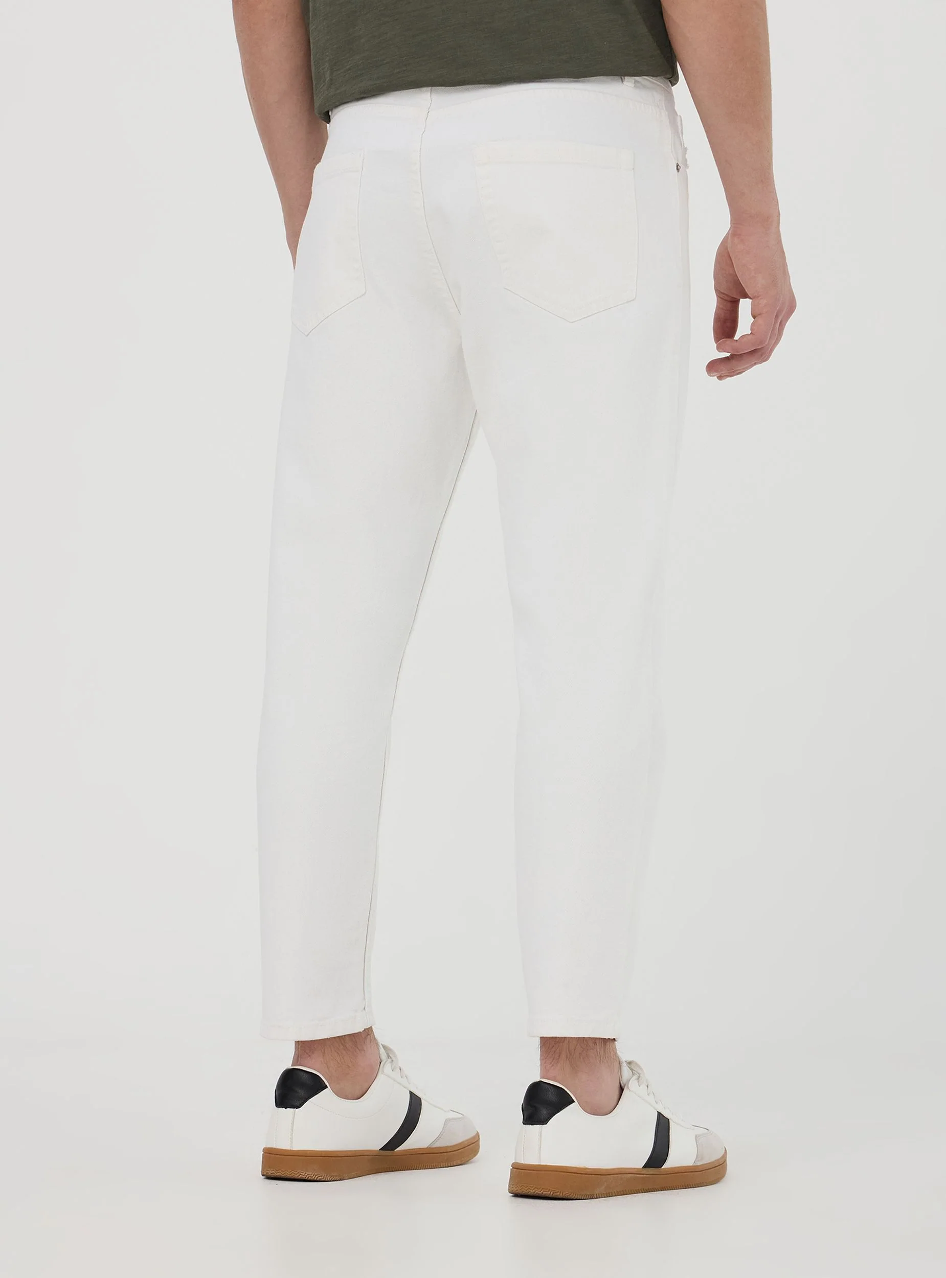 Jeans loose fit con strappi piccoli - Image 2