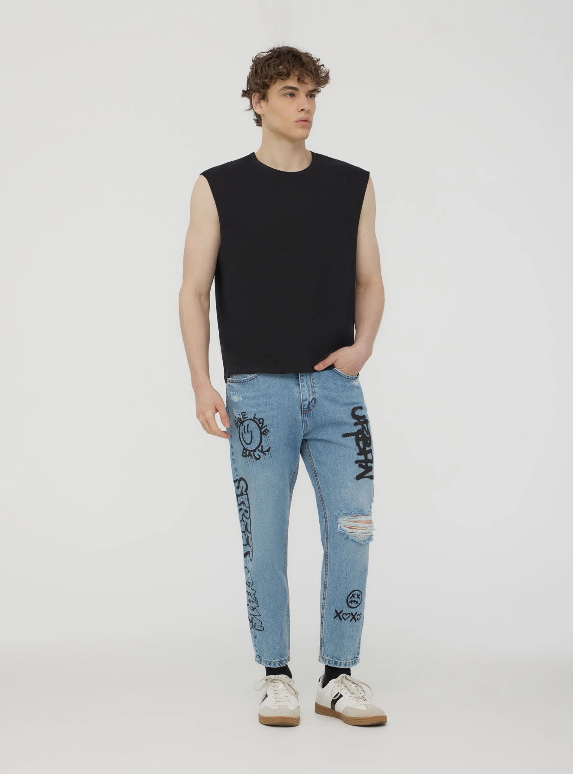 Jeans loose graffiti con strappi - Image 3