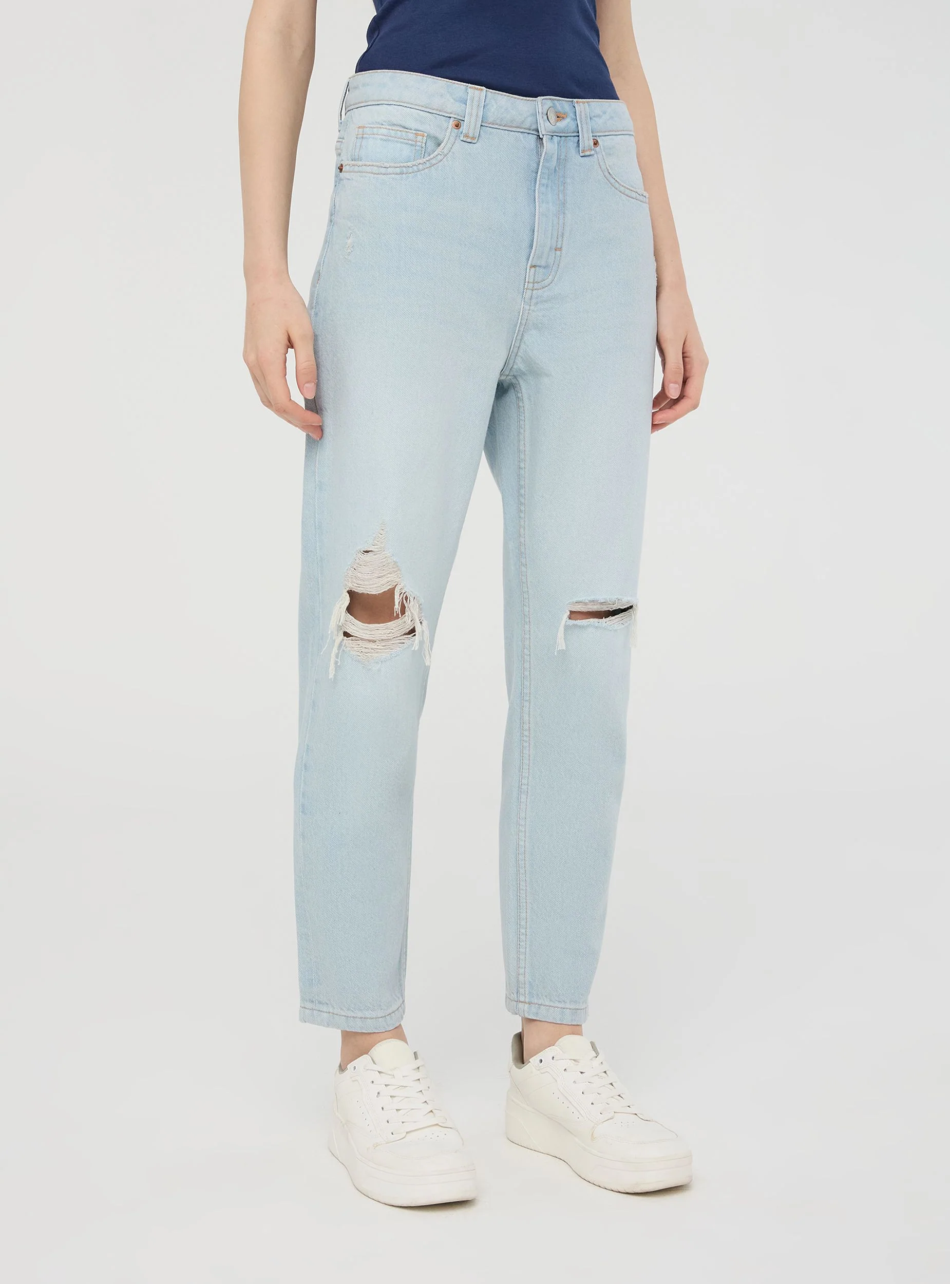 Jeans mom chiari con strappi