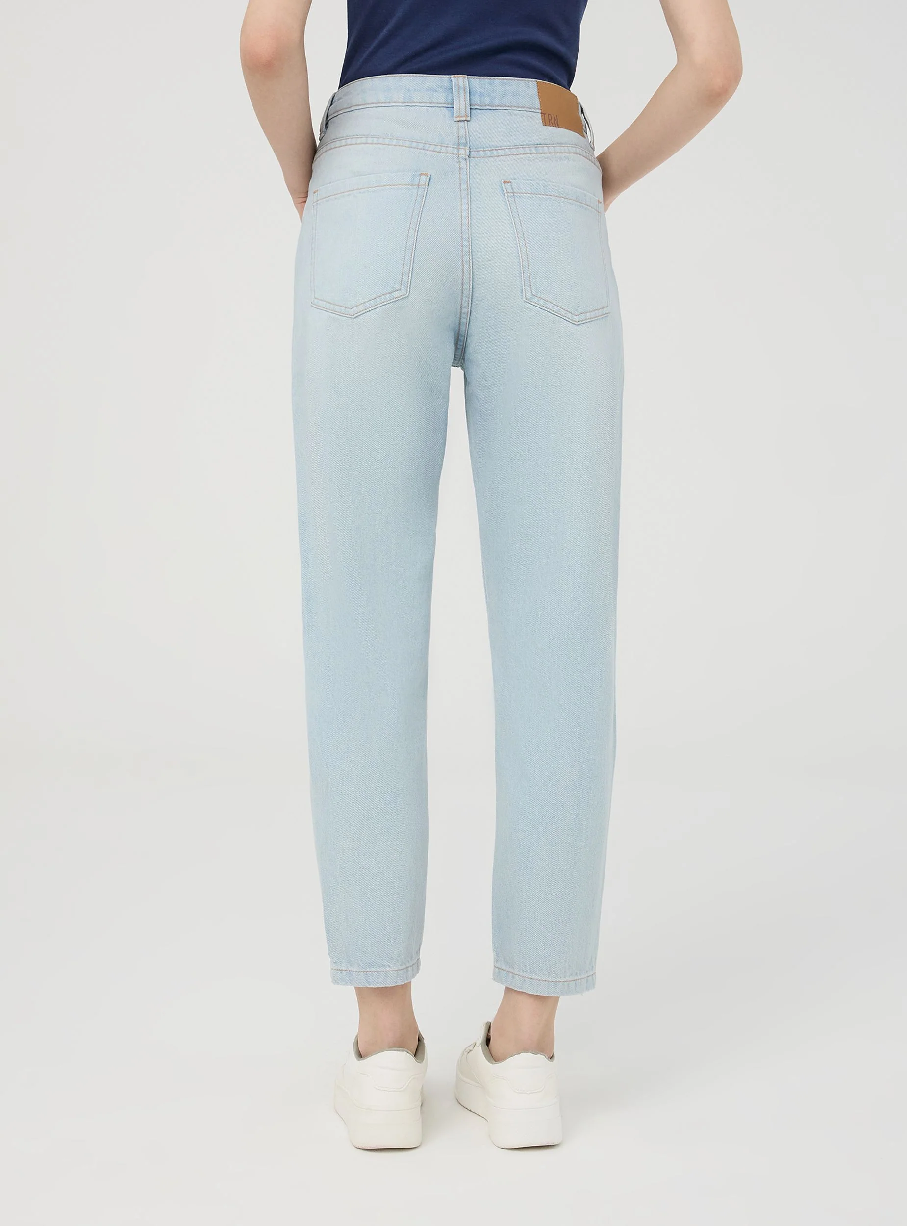 Jeans mom chiari con strappi - Image 2