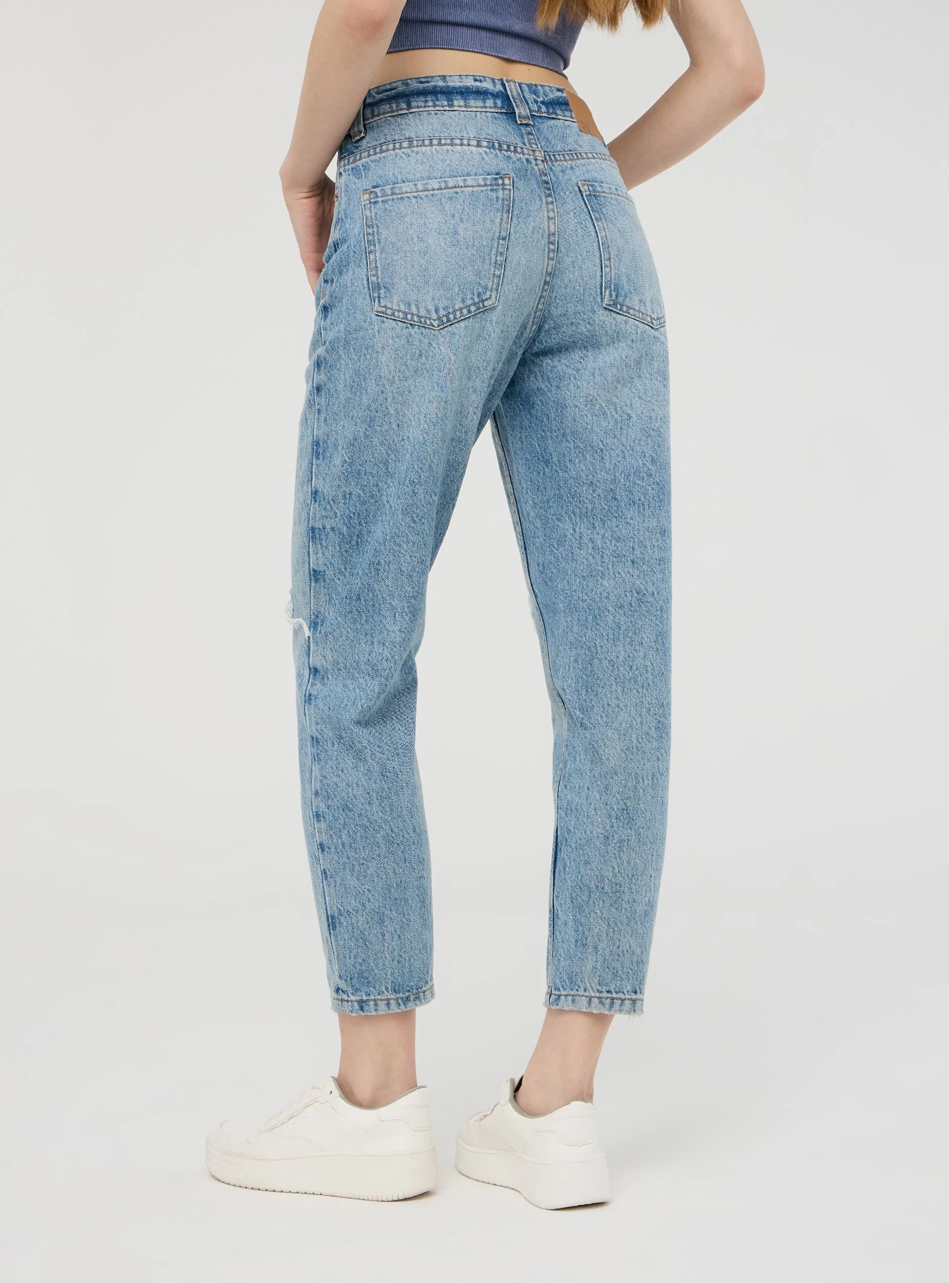 Jeans mom con strappi acid wash - Image 2