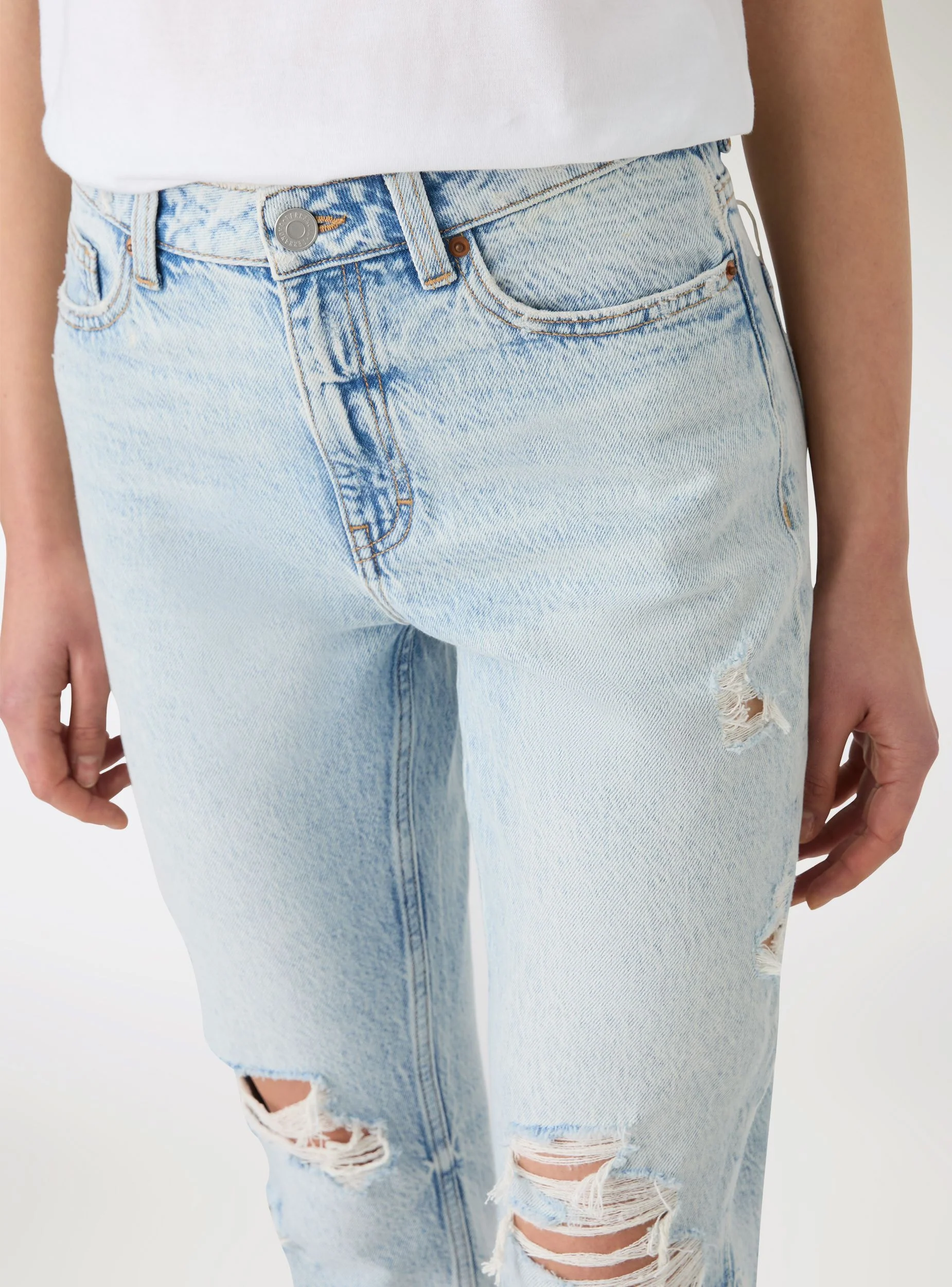 Jeans mom con strappi - Image 4