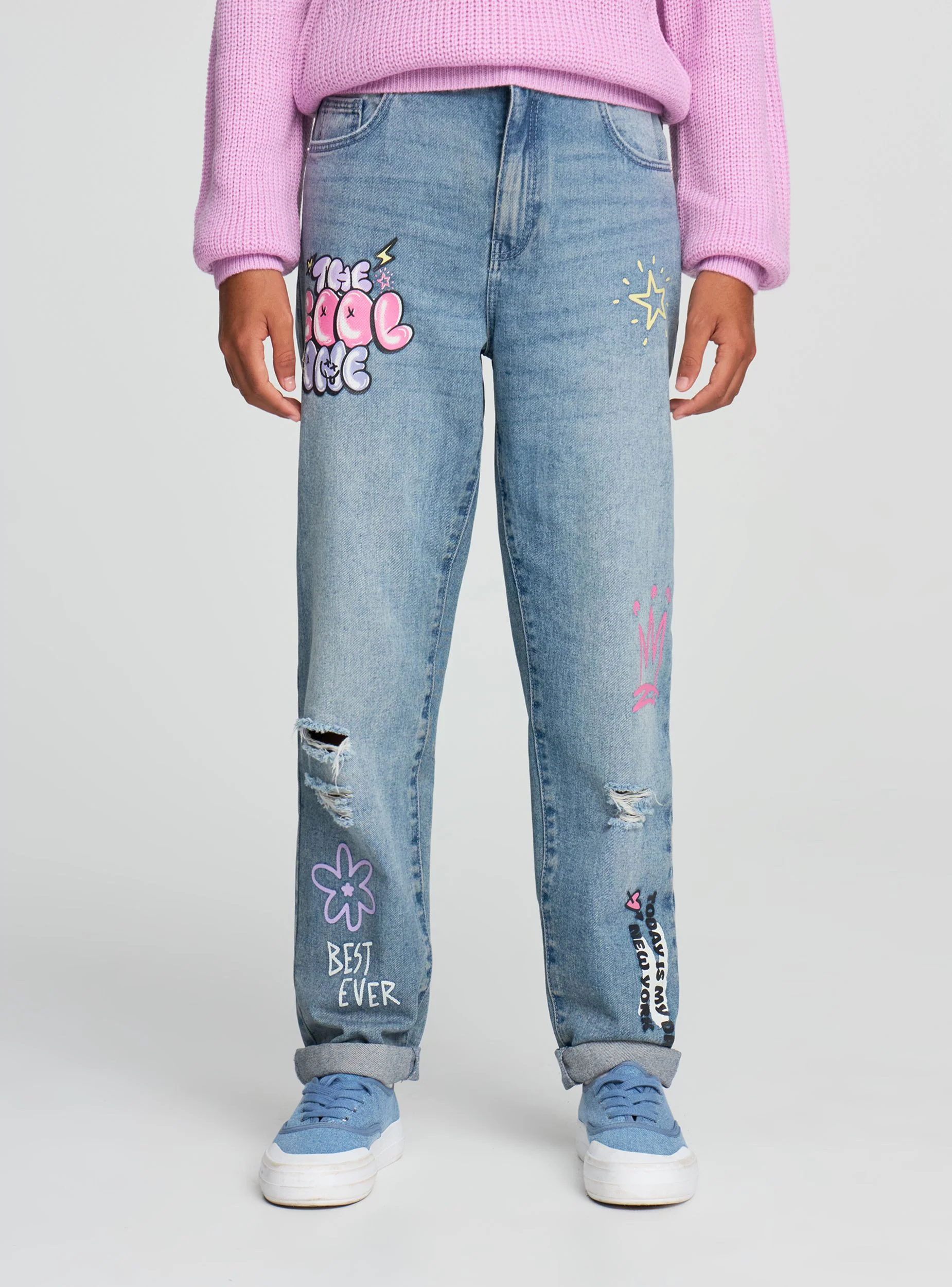 Jeans mom fit con stampe e strappi