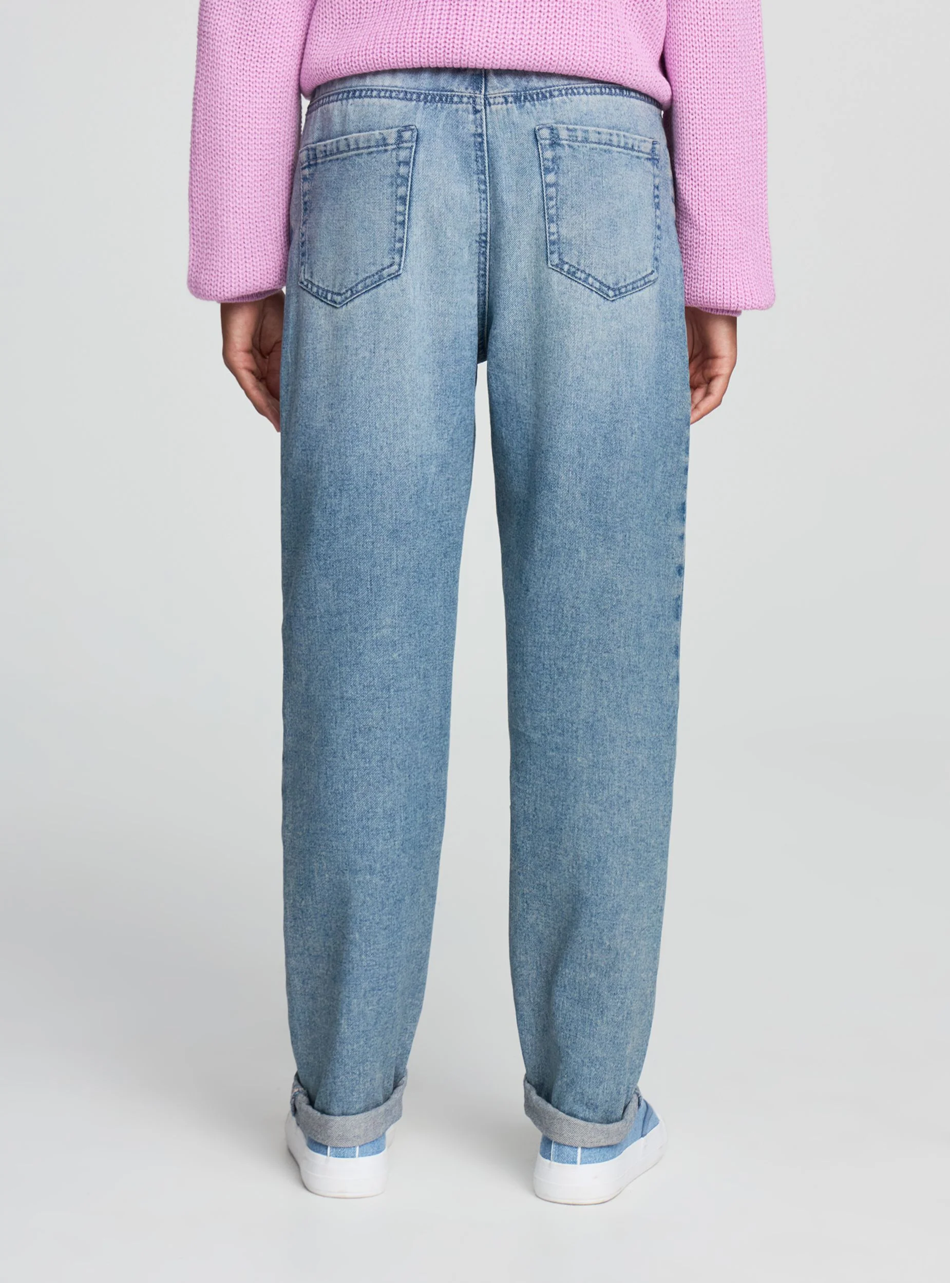 Jeans mom fit con stampe e strappi - Image 2