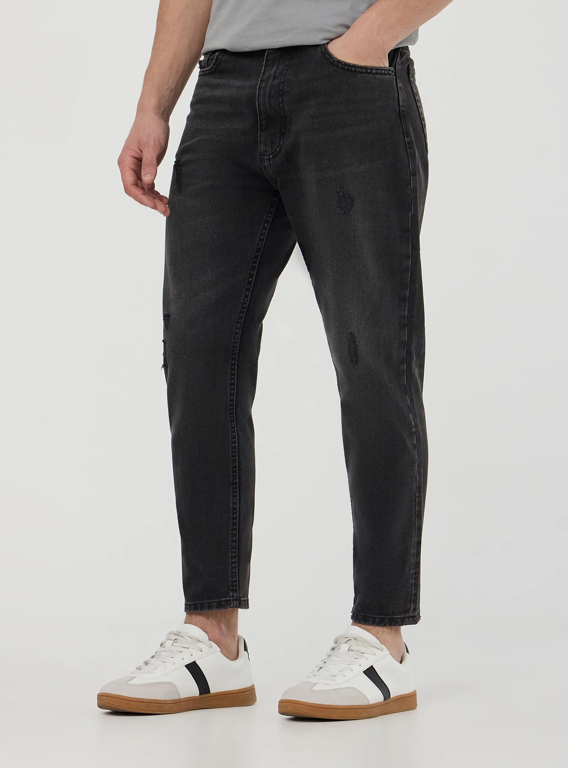 Jeans relaxed con strappi piccoli - Image 7