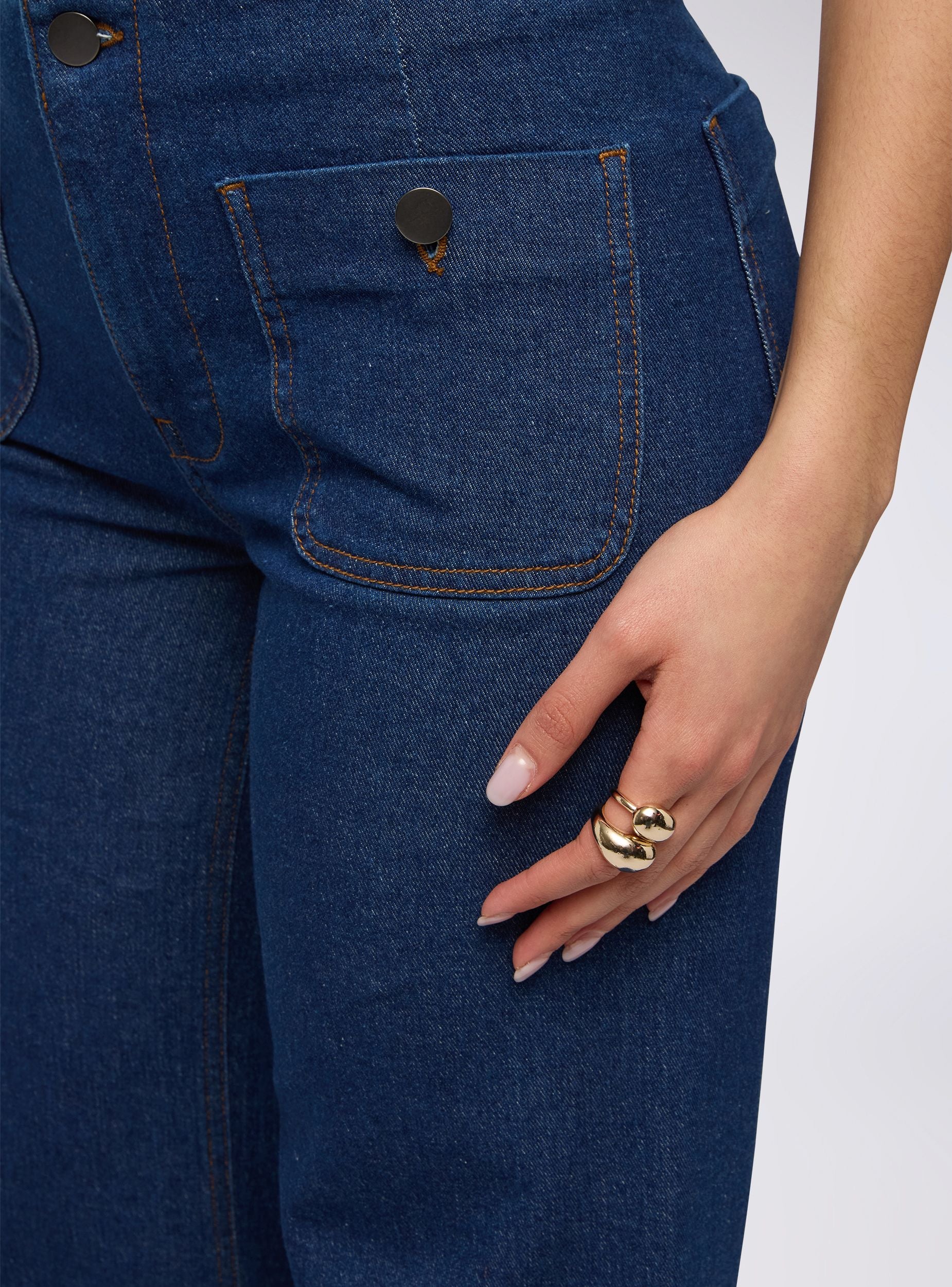 Jeans scuri wide leg con tasche applicate - Image 3
