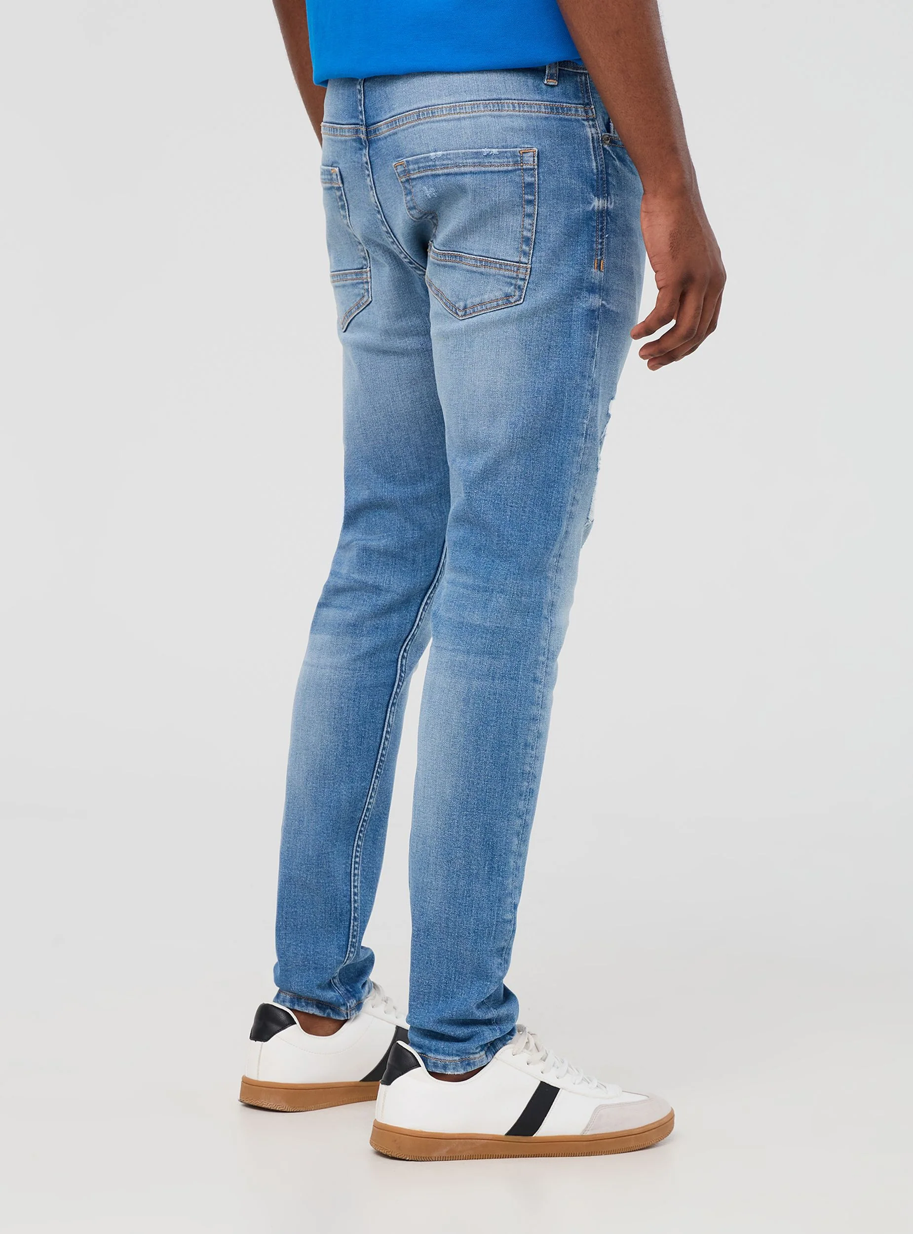Jeans skinny con piccoli strappi - Image 3