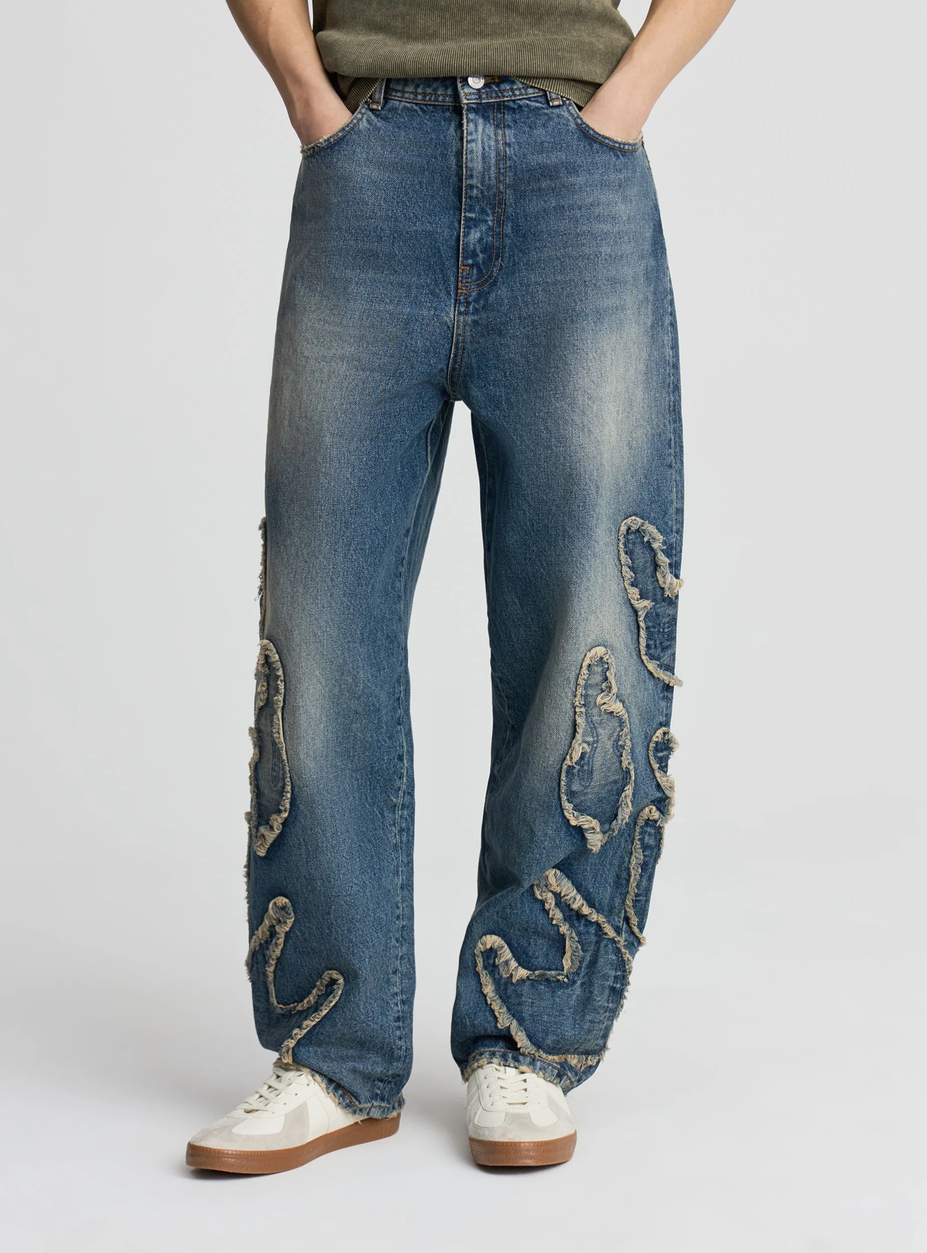 Jeans super baggy con patch e sfrangiature