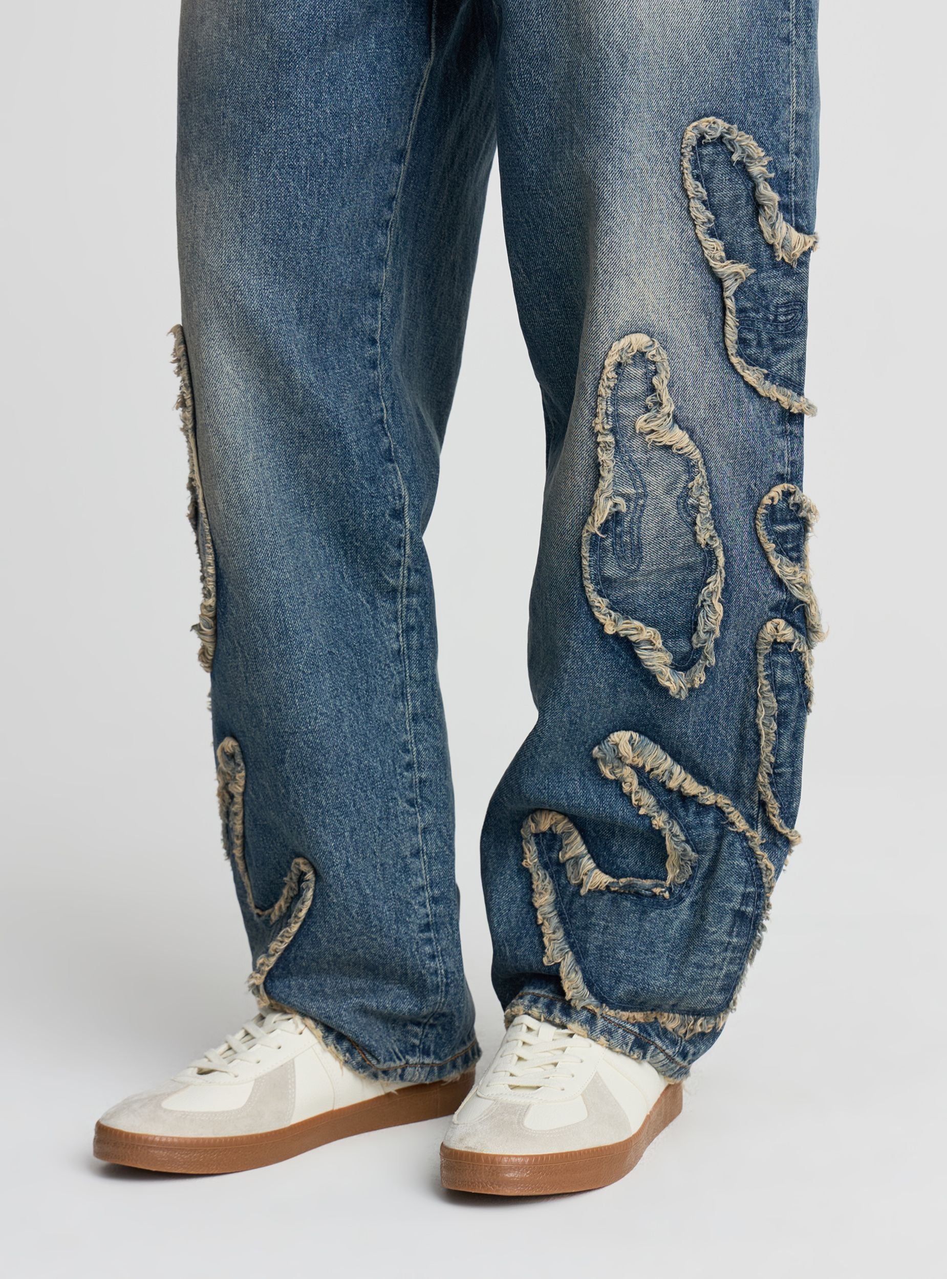 Jeans super baggy con patch e sfrangiature - Image 2