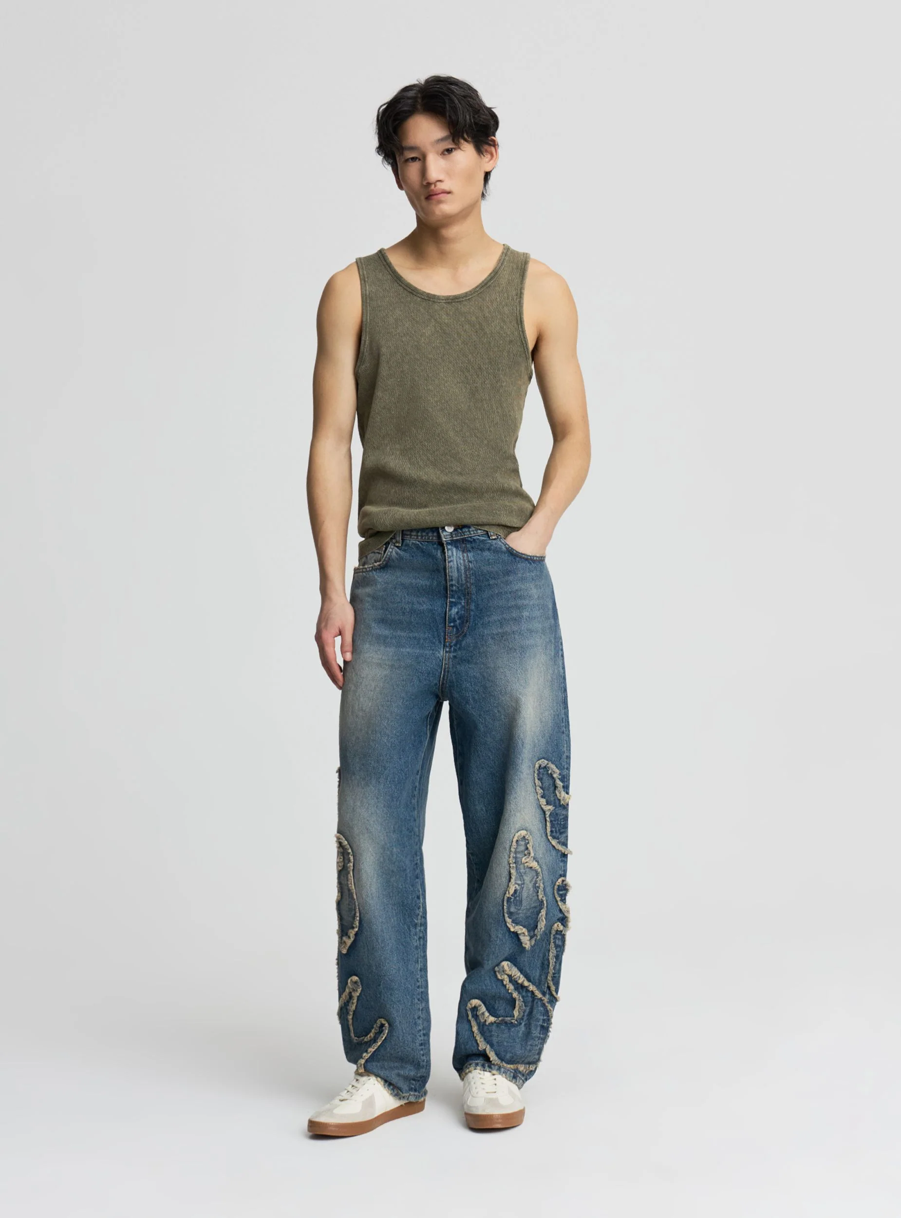 Jeans super baggy con patch e sfrangiature - Image 3