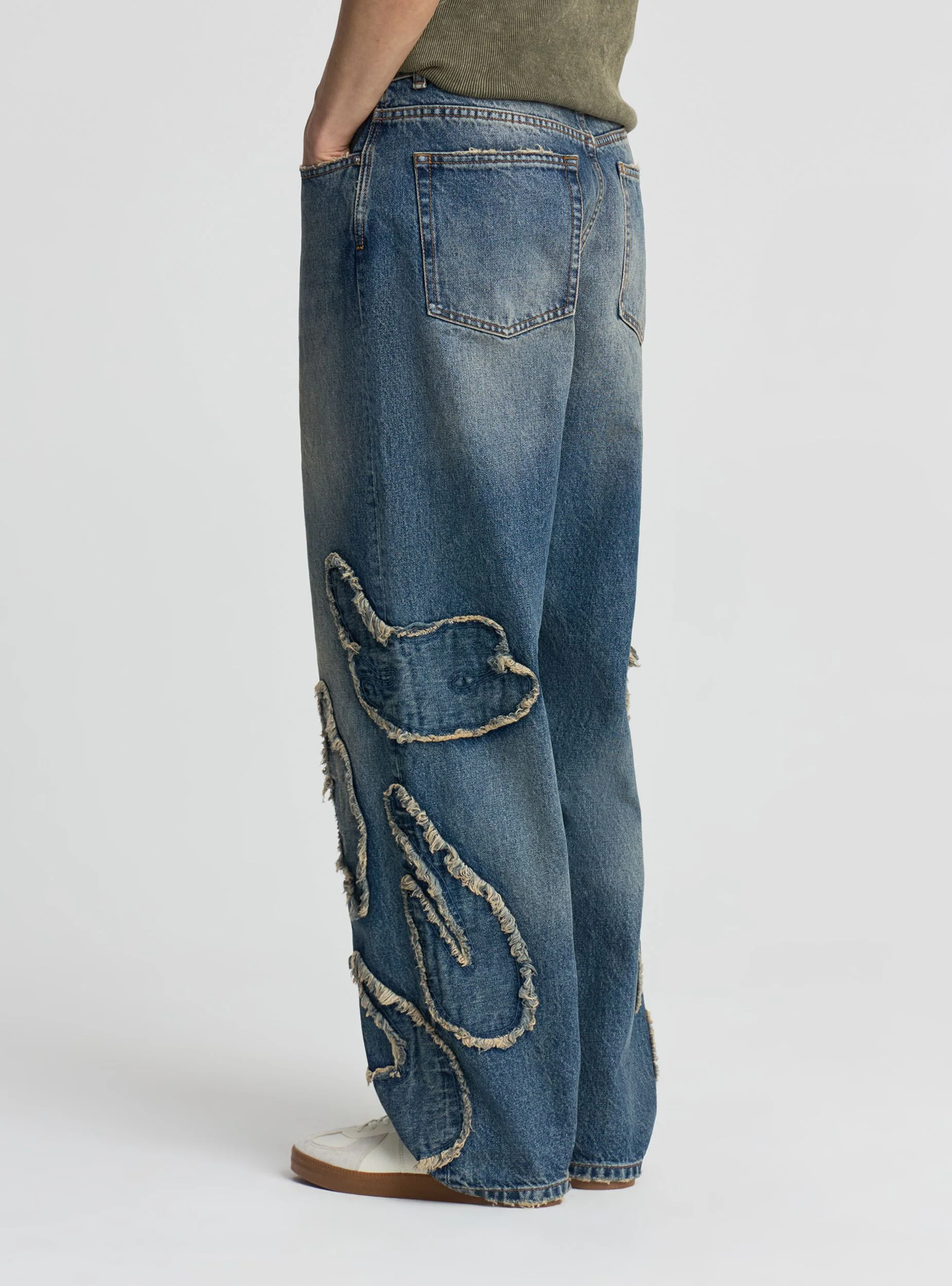 Jeans super baggy con patch e sfrangiature - Image 4
