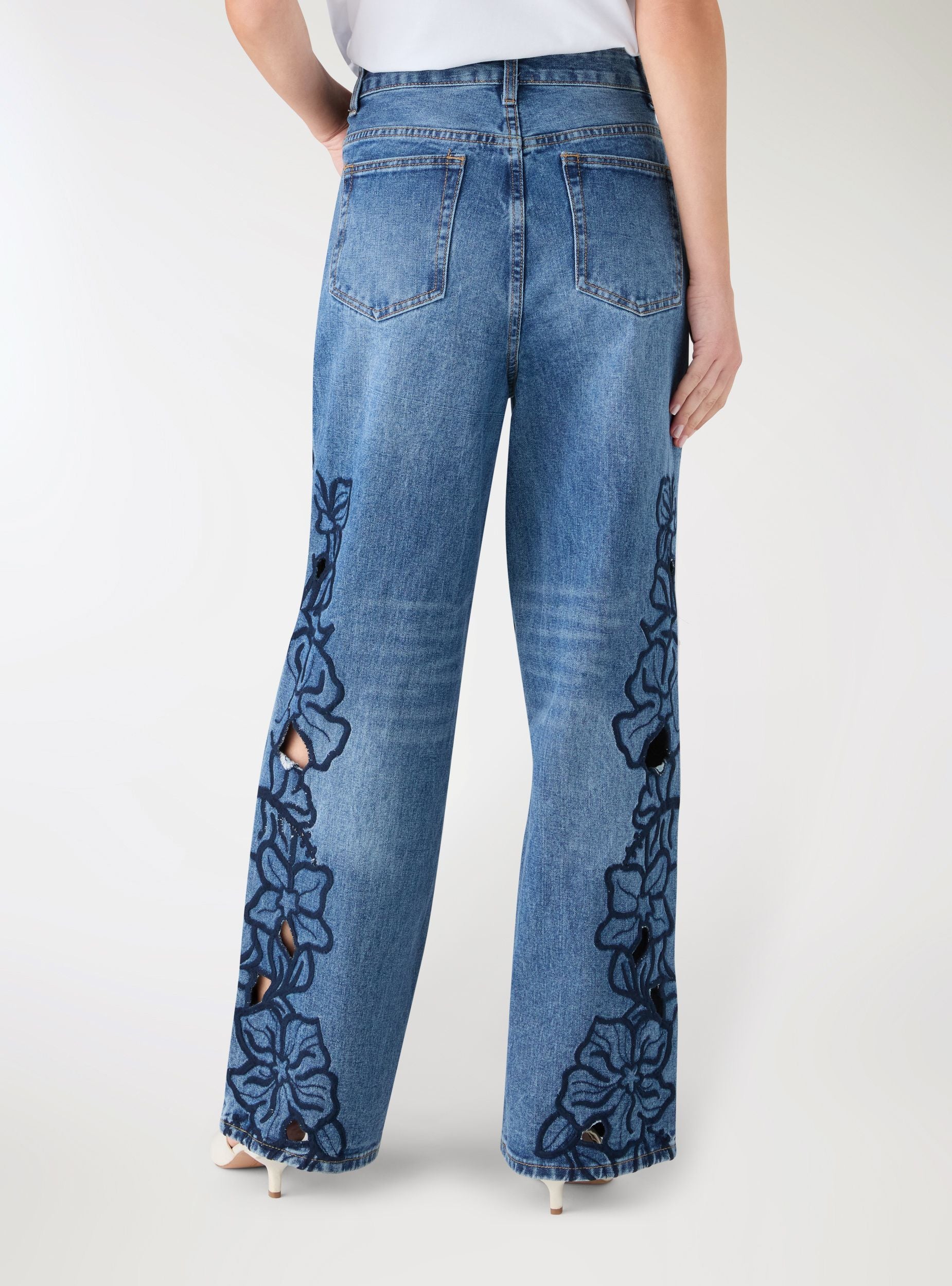 Jeans wide leg con ricami floreali - Image 3