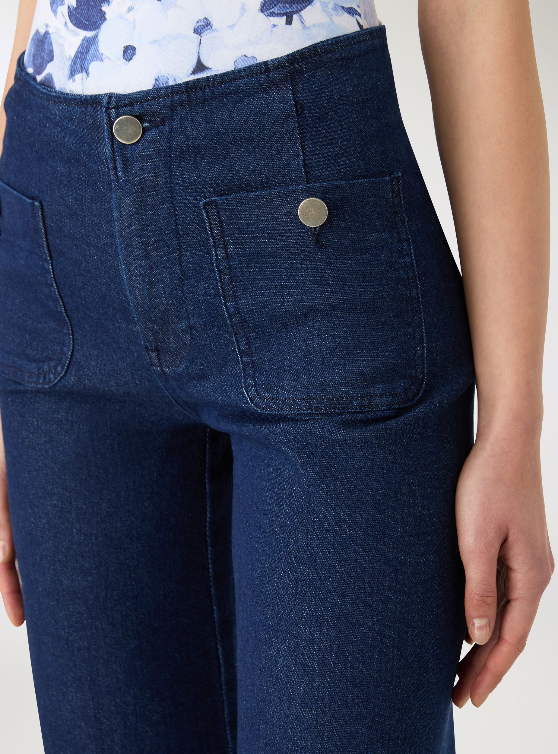 Jeans wide leg con tasche applicate - Image 3