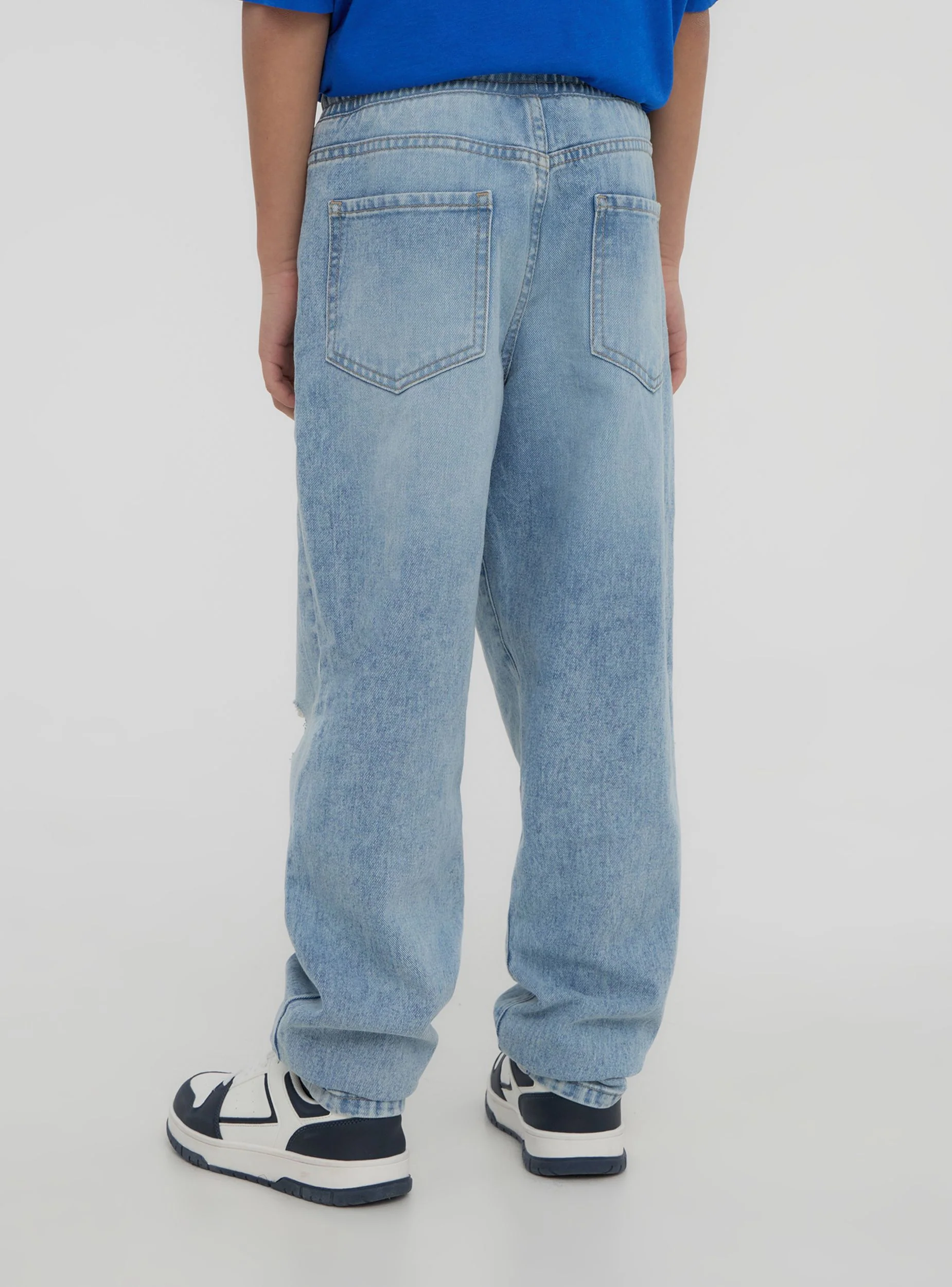 Jogger in denim con strappi e coulisse - Image 2