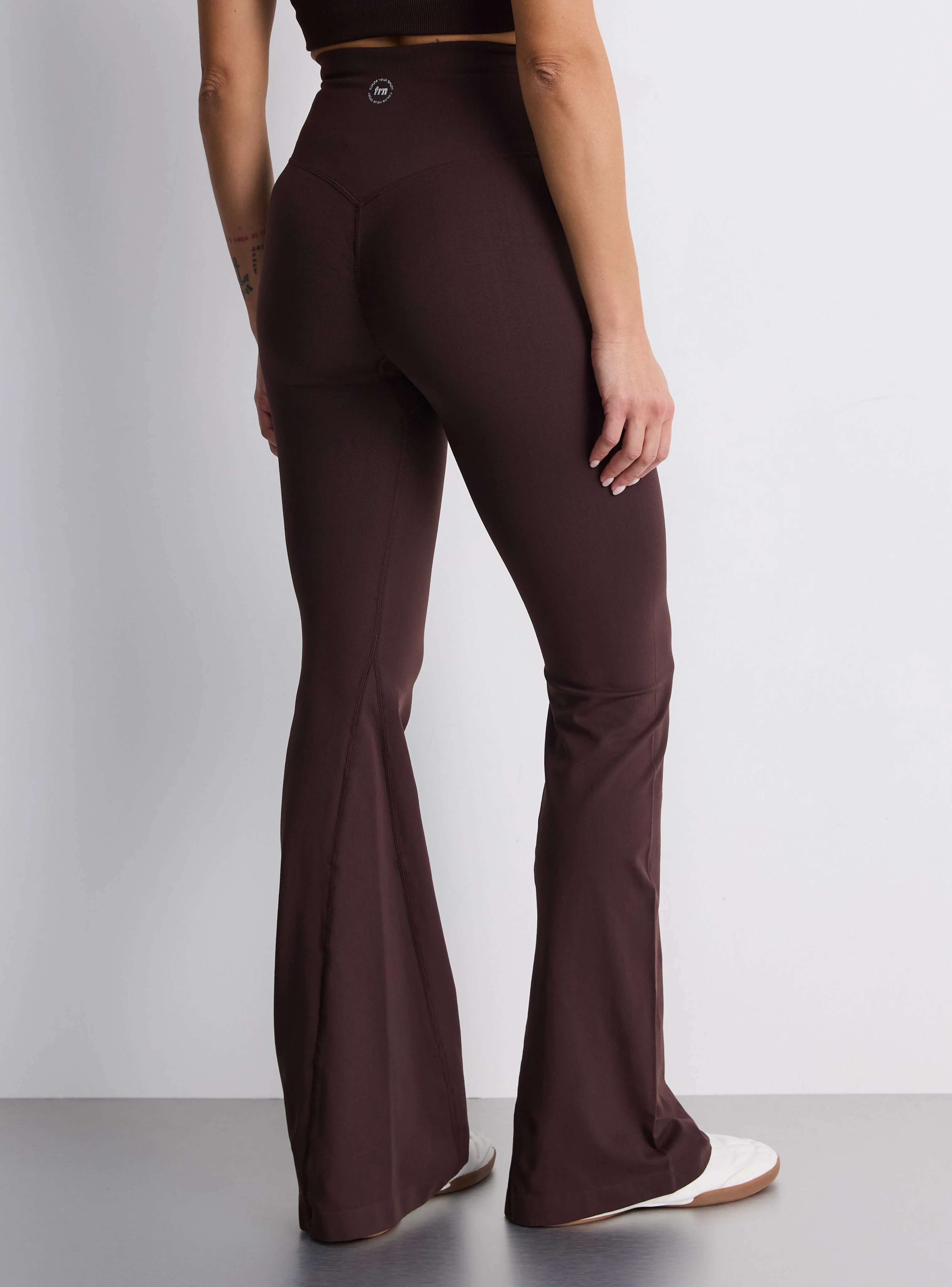 Leggings sportivi a zampa con arriccio - Image 2