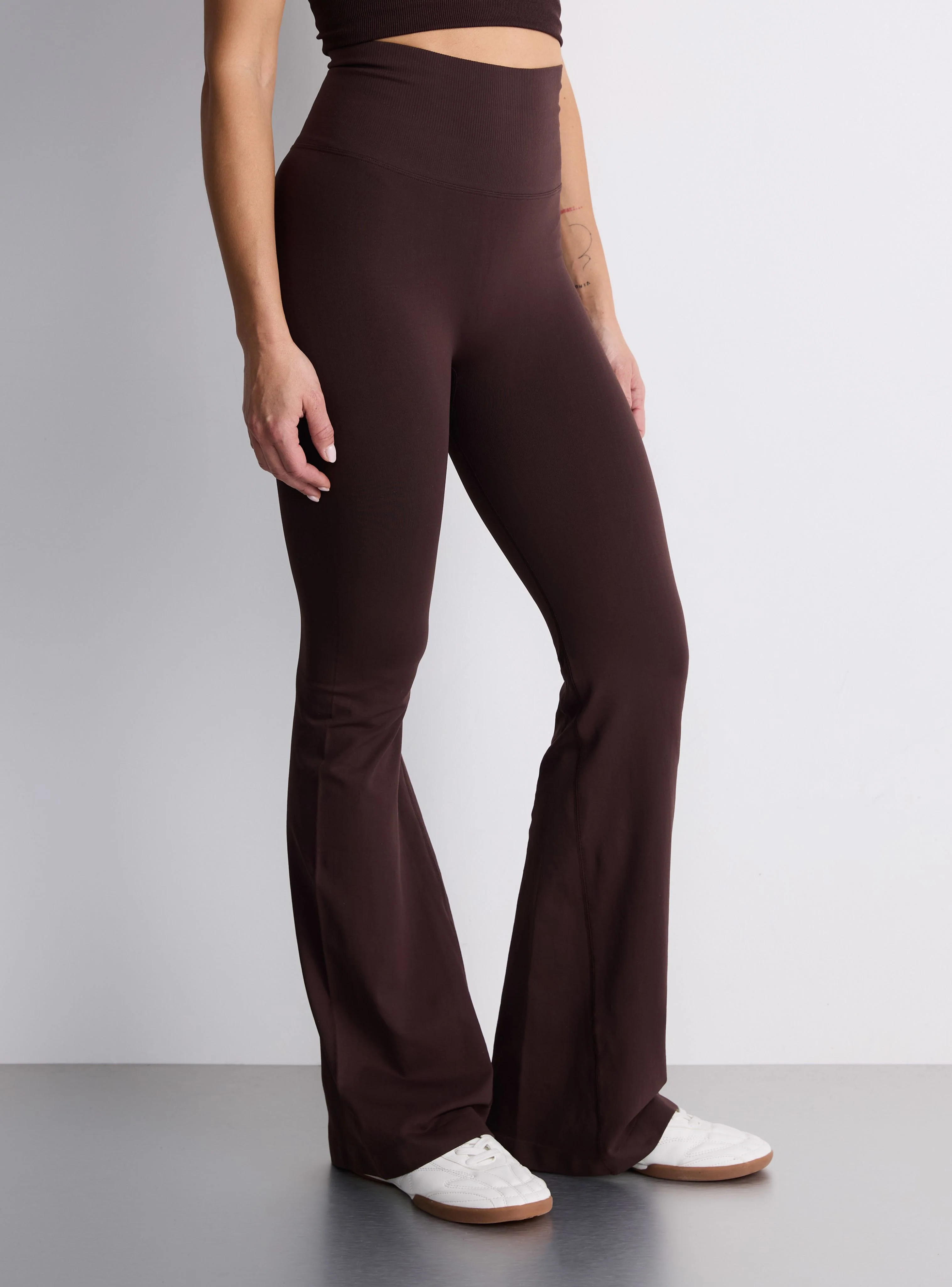Leggings sportivi a zampa con arriccio - Image 3