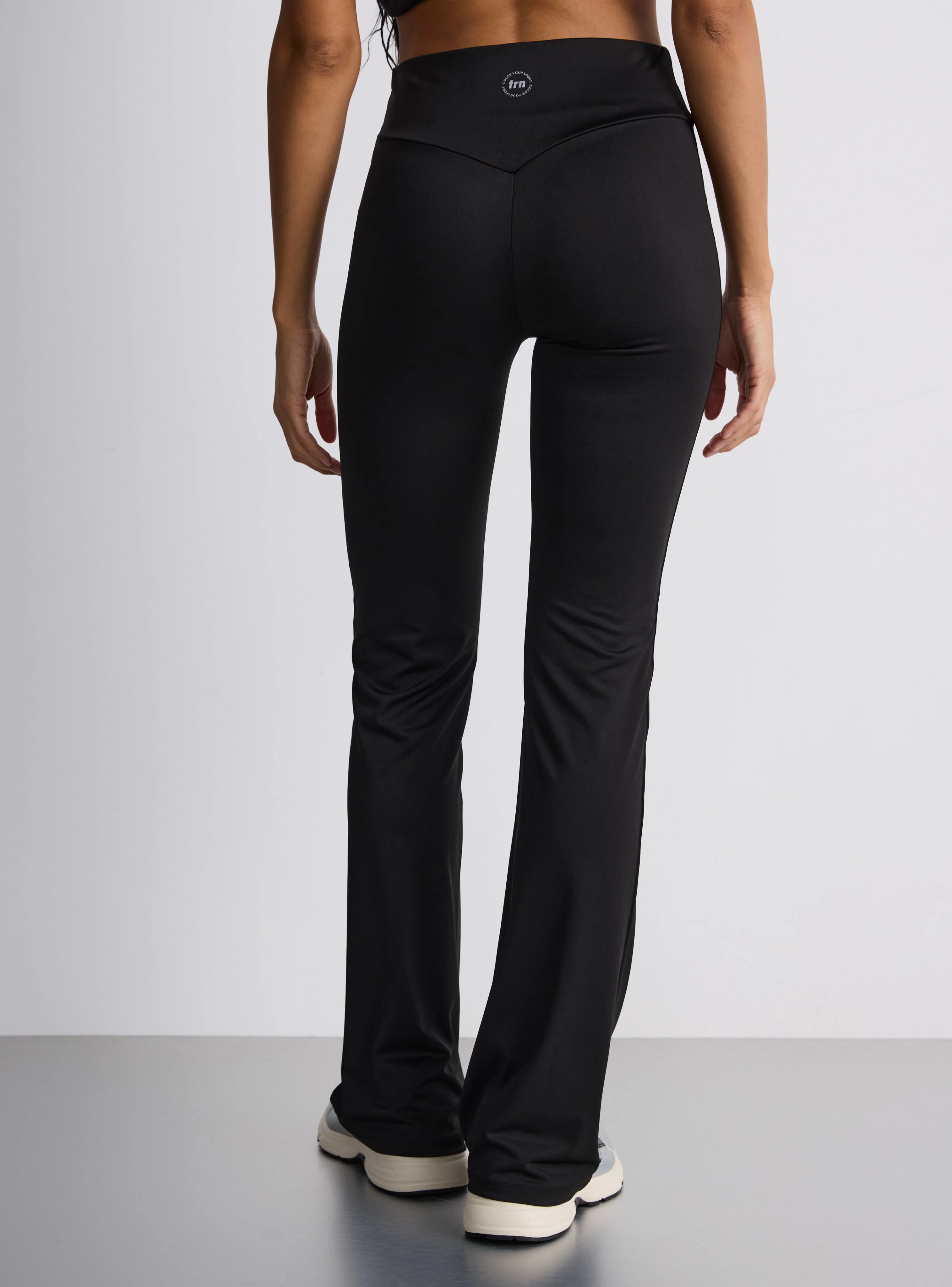Leggings sportivi a zampa tinta unita - Image 3