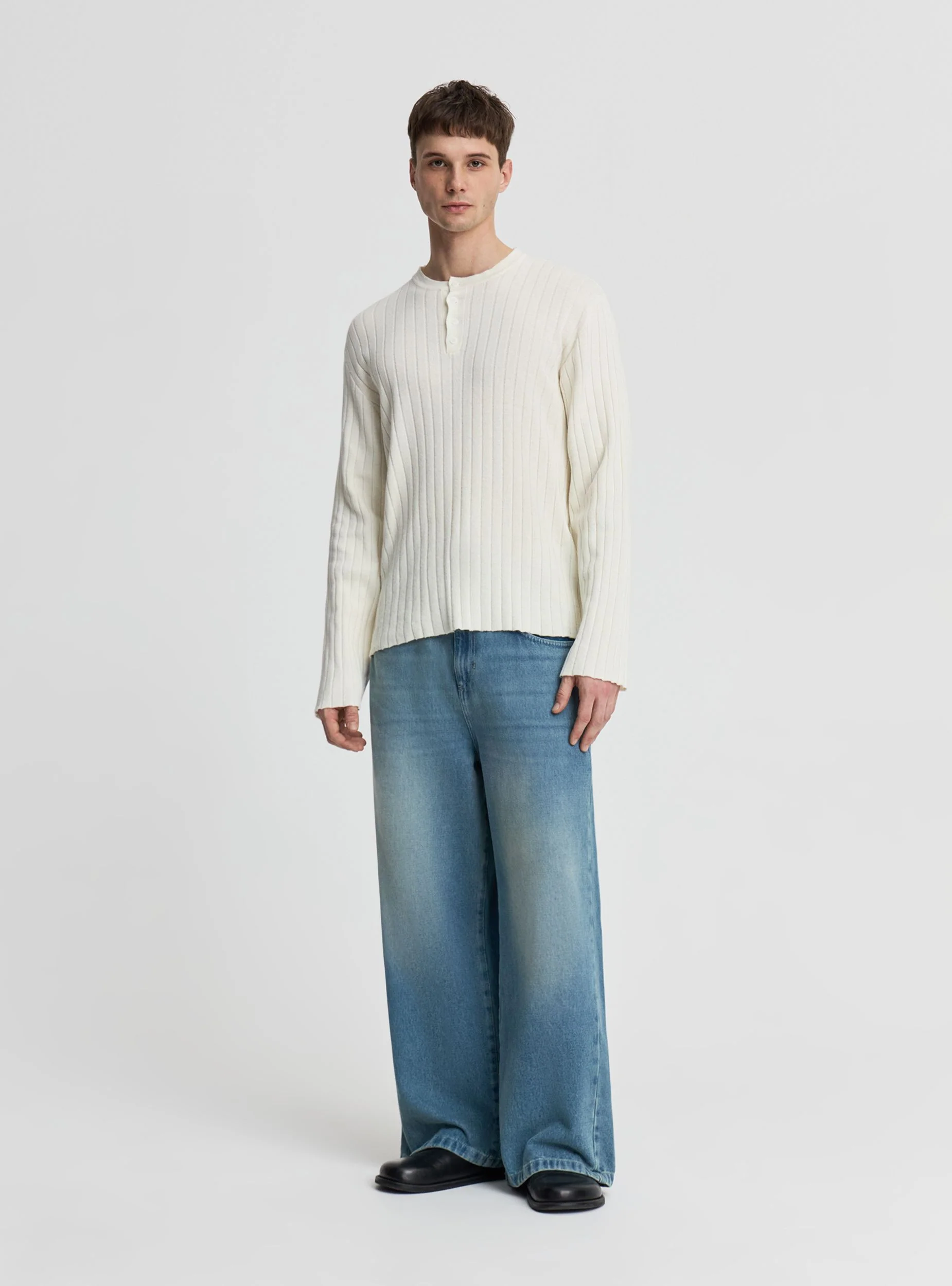 Maglia boxy a coste con scollo serafino