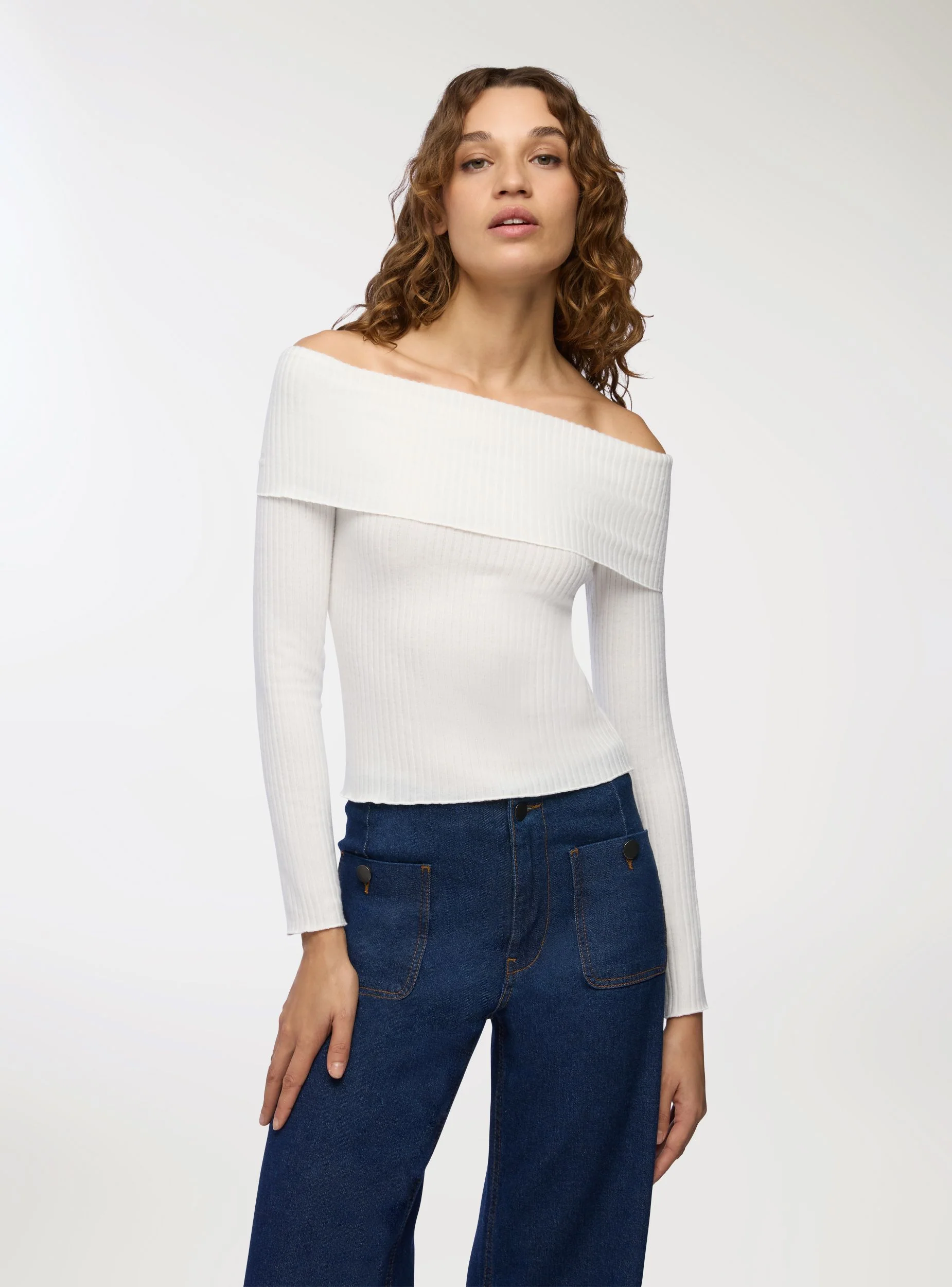 Maglia con spalle scoperte tessuto caldo - Image 2